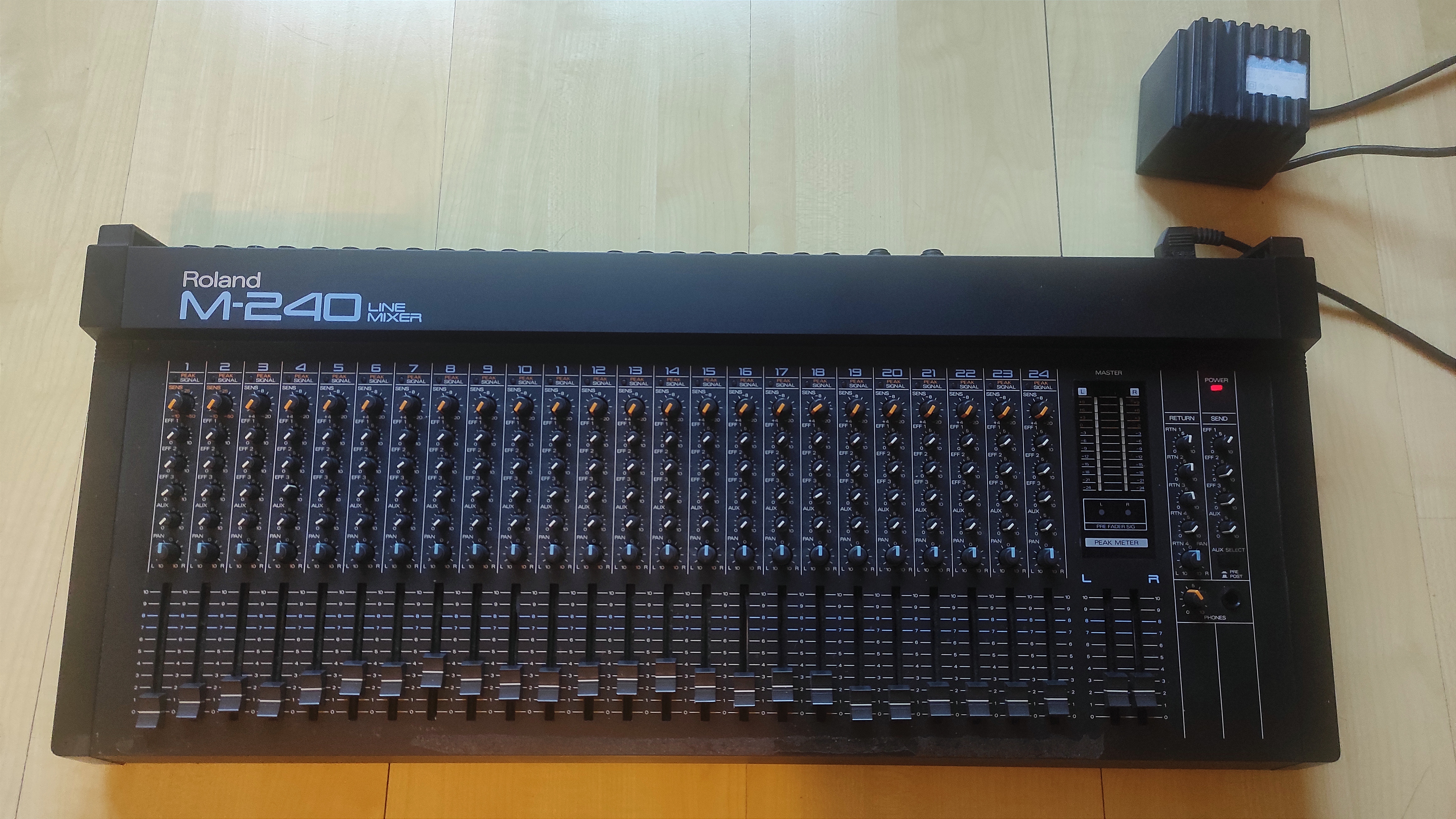 Table vintage Roland M-240