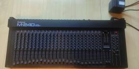 Table vintage Roland M-240