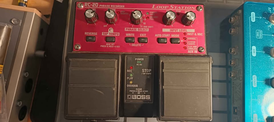 Lots 2 pedales, rc20 loop boss, Flasback triple delay Tc electronic