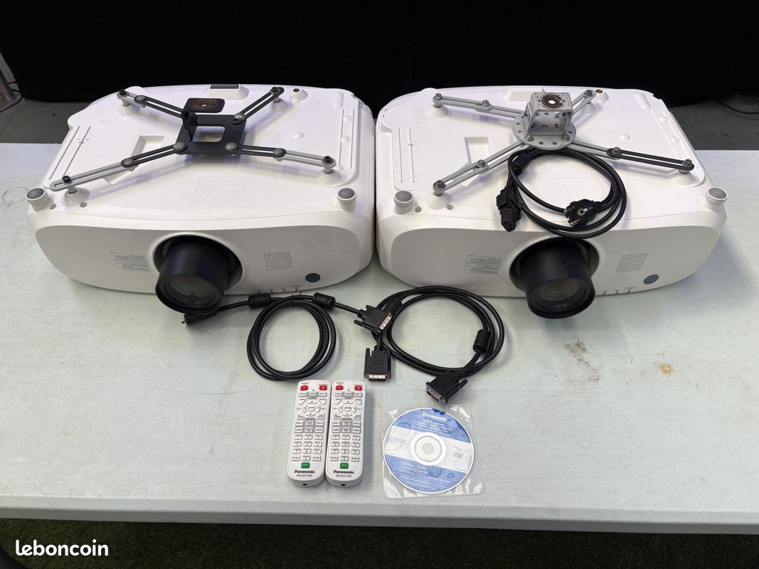 2 vidéoprojecteurs Panasonic PT-EX610E