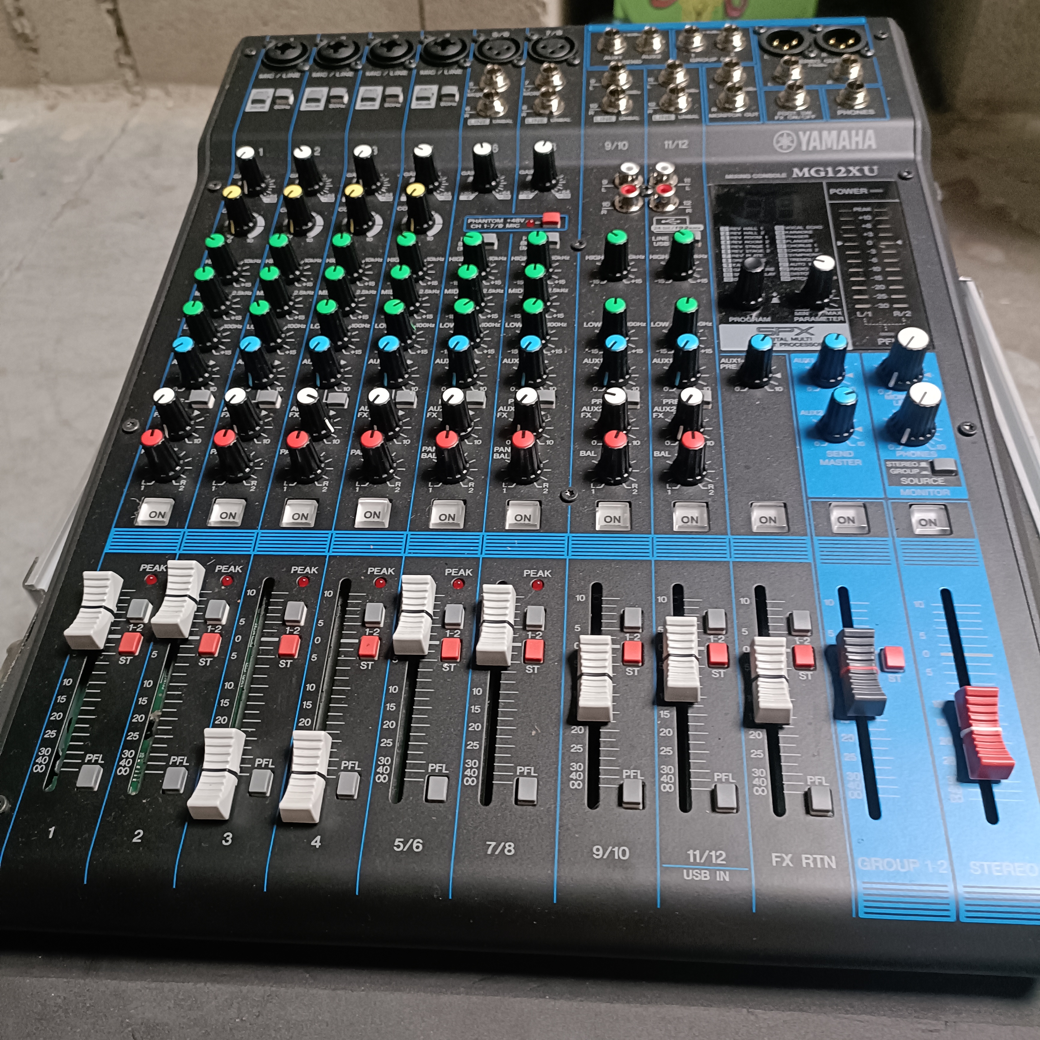 Table de mixage Yamaha MG12XU 