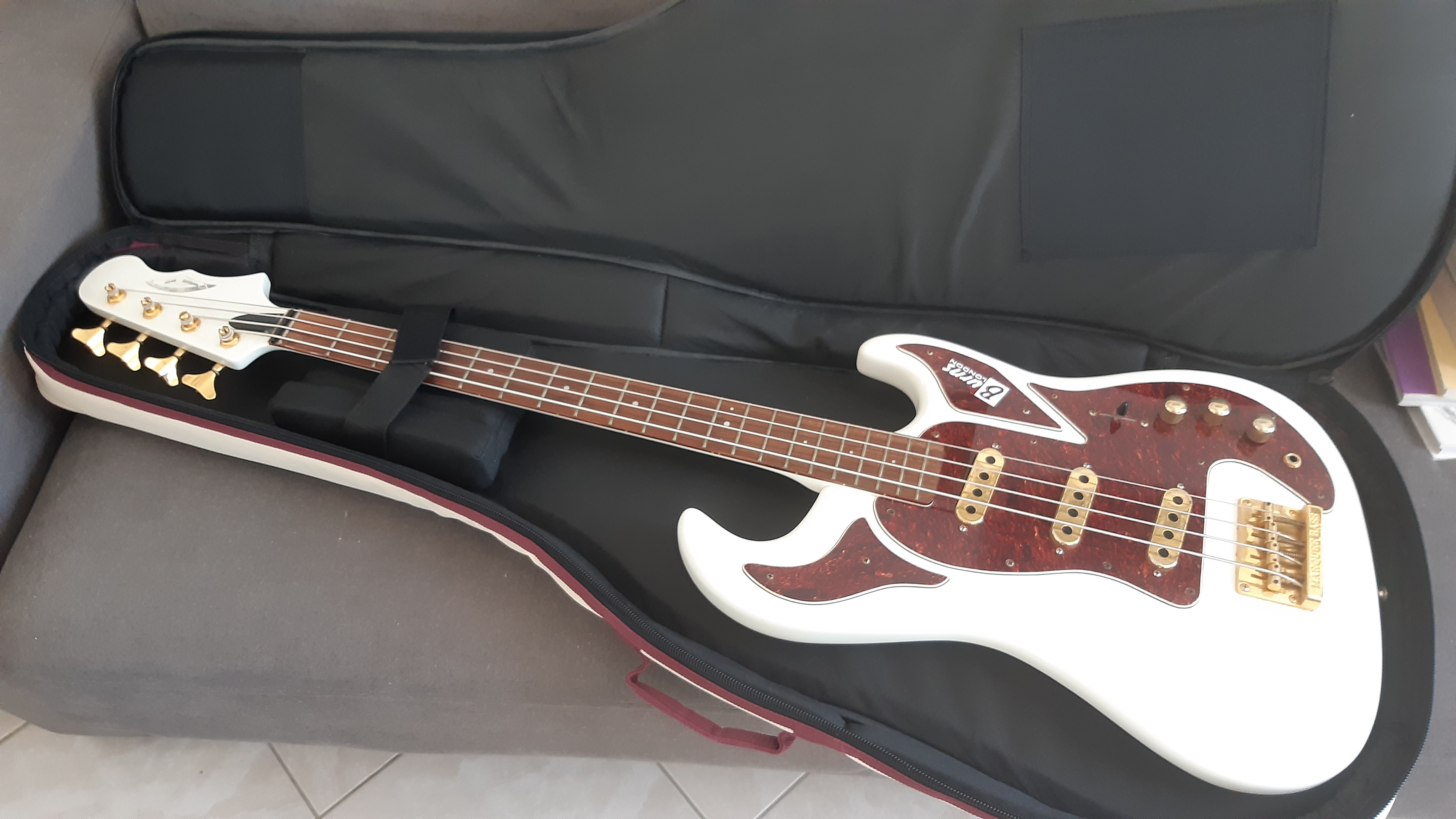 guitare basse Burn's