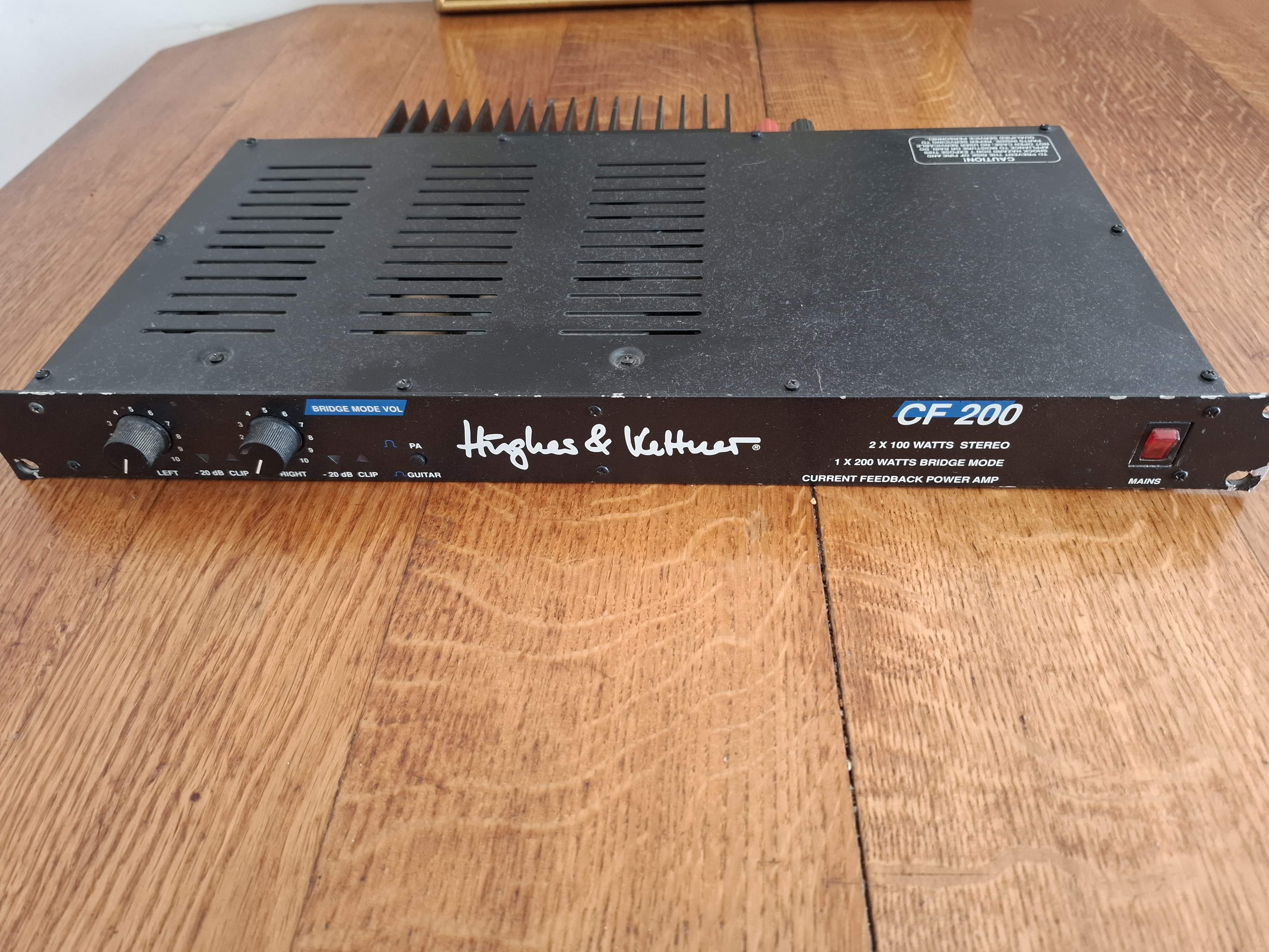 Vends ampli de puissance Hughes & Kettner CF 200