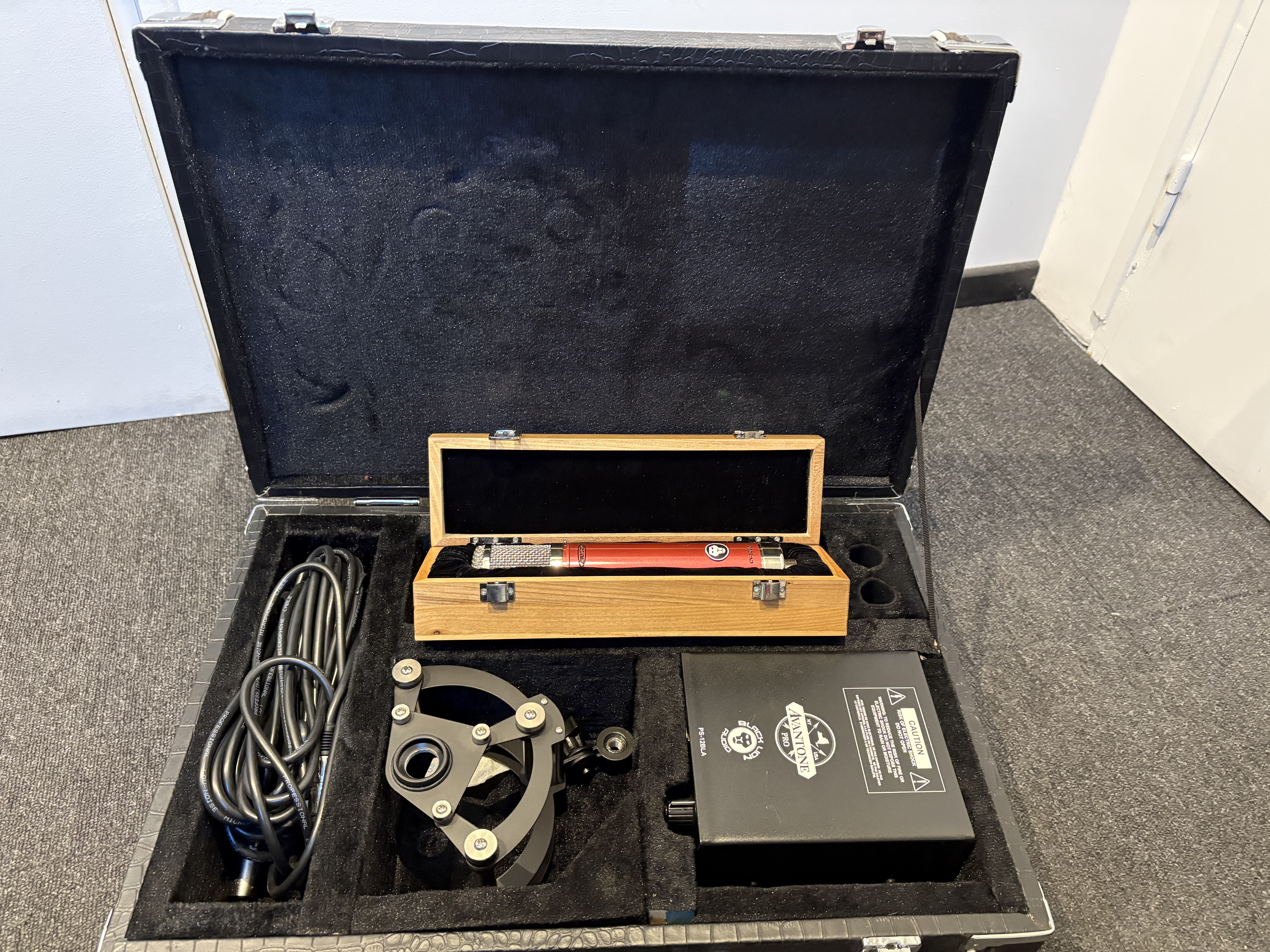 Vends Cv-12 Black Lion édition