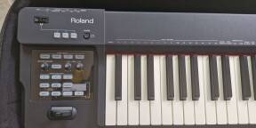 Vends Piano Roland RD-64 première main,  avec house à roulettes, alimentation d'origine + pédale.