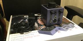 Digigrid Desktop M en boite avec support pour pied de micro