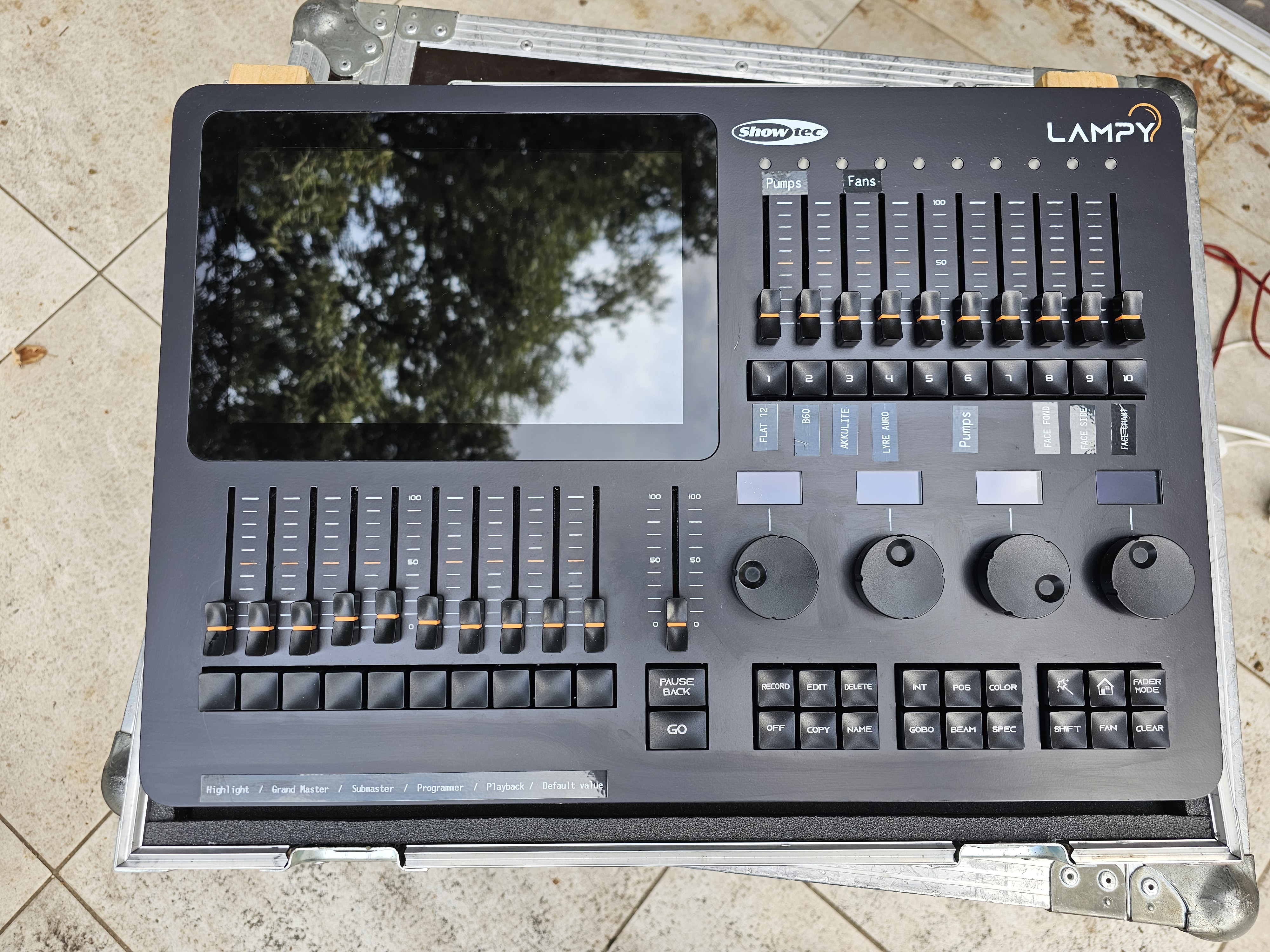 Vends suite cessation d'activité une console lumiere showtec 20 2U.