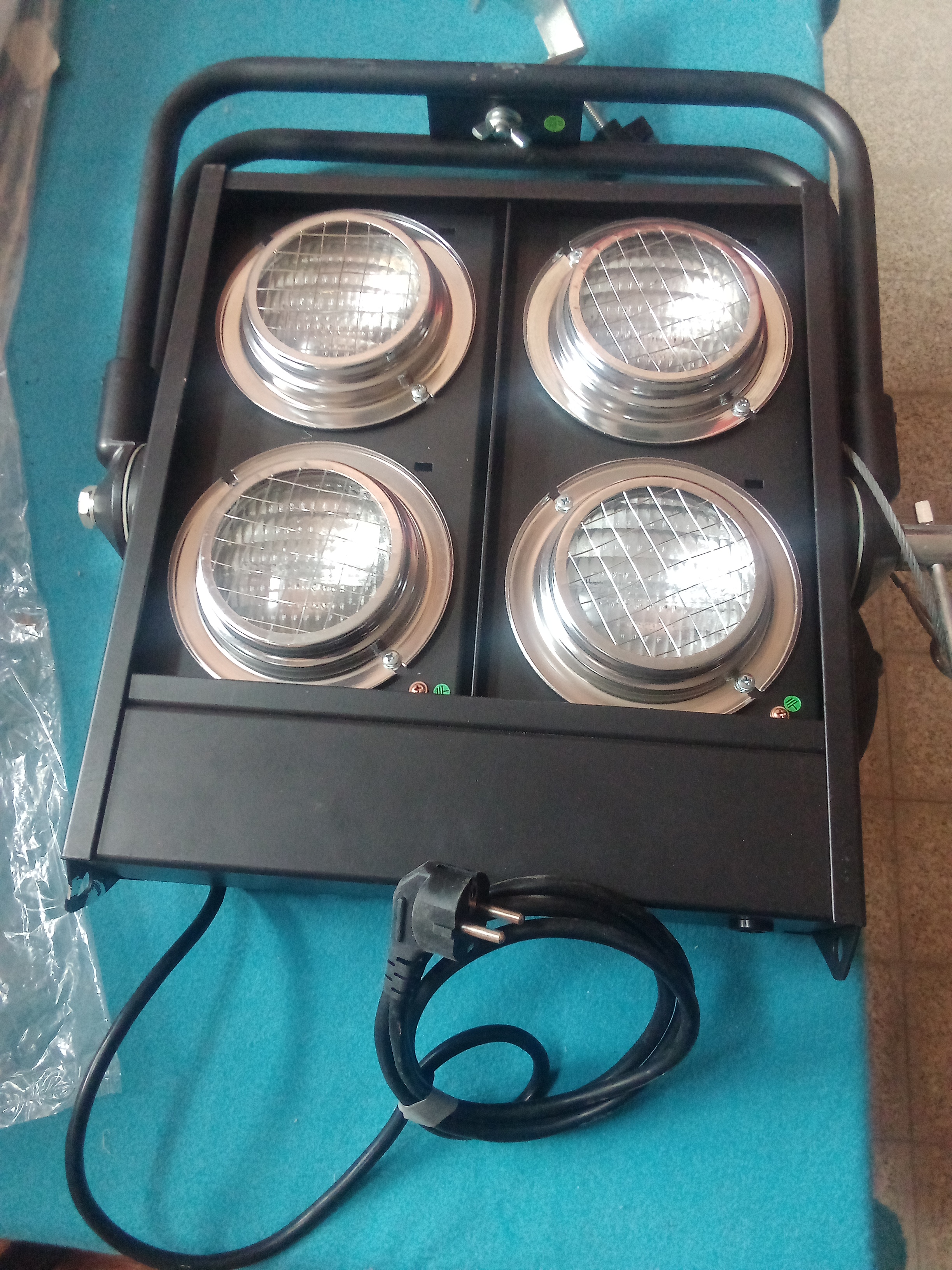 A vendre: Blinder Showtec Stage Blinder 4 DMX