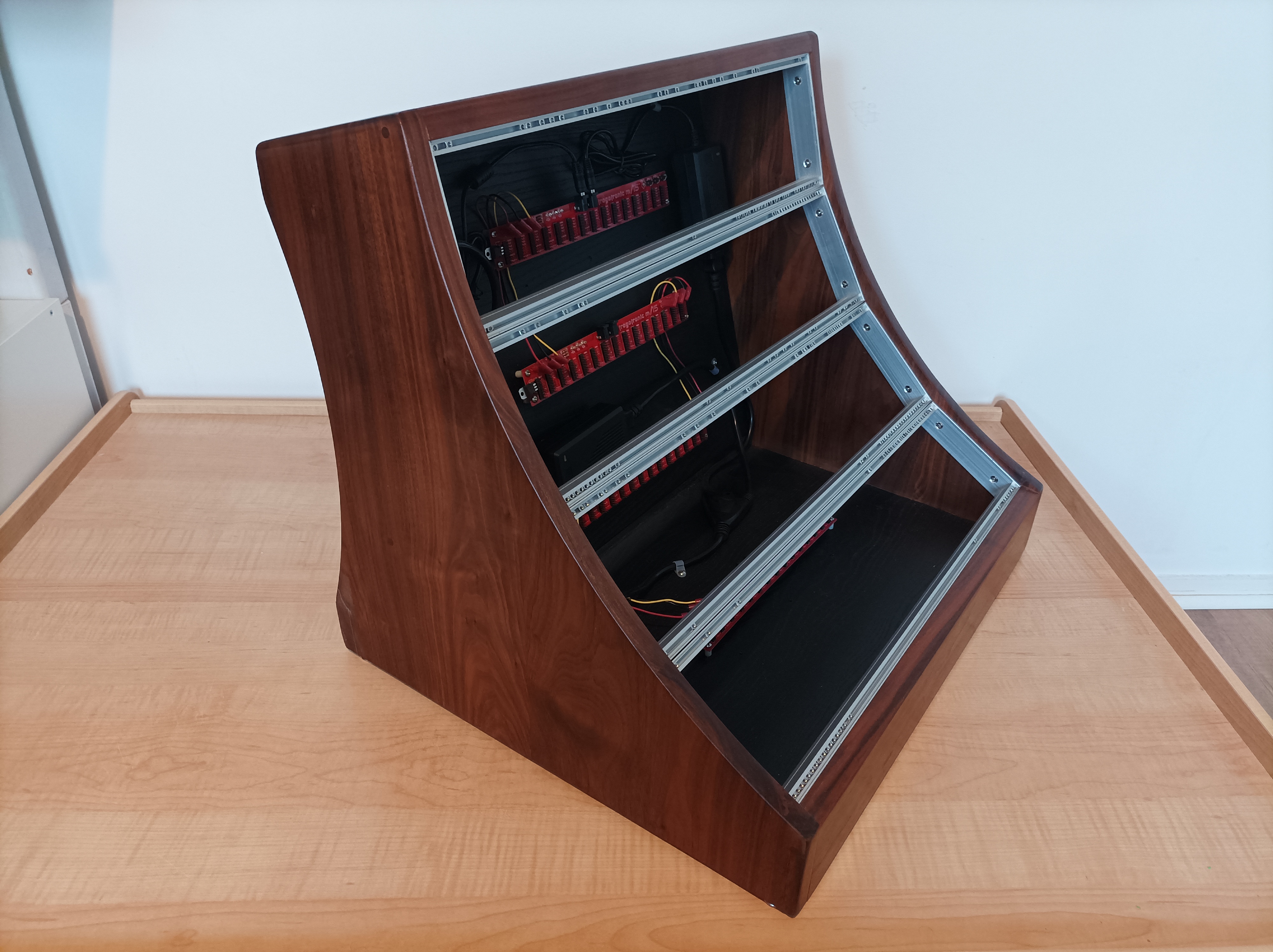 Synthracks 12U 104hp Walnut Case avec alimentation Trogotronic m15 