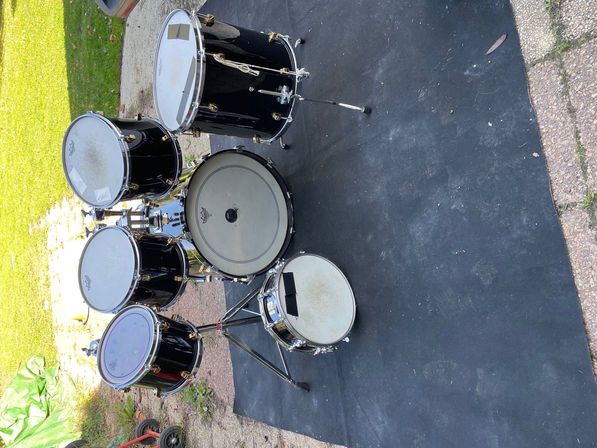 Vends Batterie Yamaha Maple Custom noire + étuis Hardcase