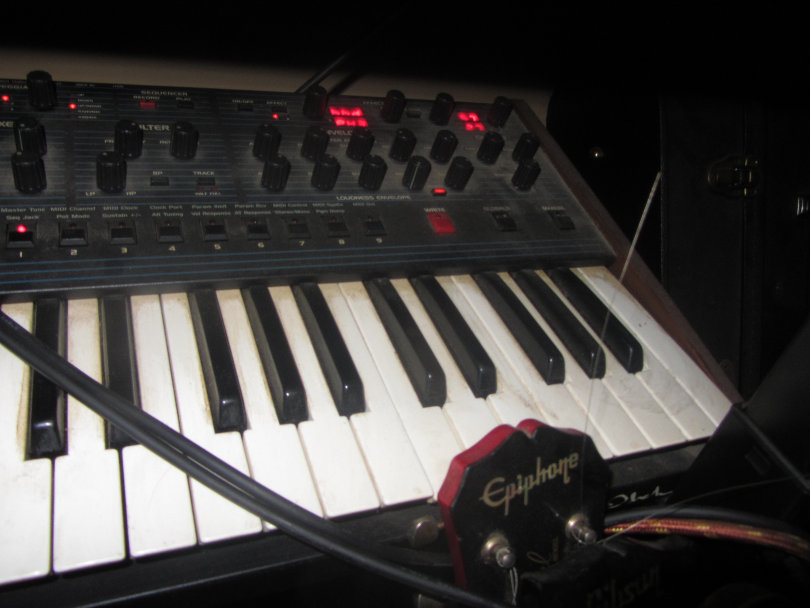 VENDS OBERHEIM OB6 2000EUROS COMME NEUF REMISE EN MAIN PROPRE