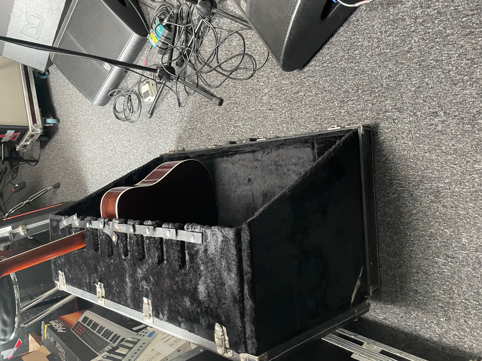 vends Coffre 8 elec ou 6 acoustic Stagg 