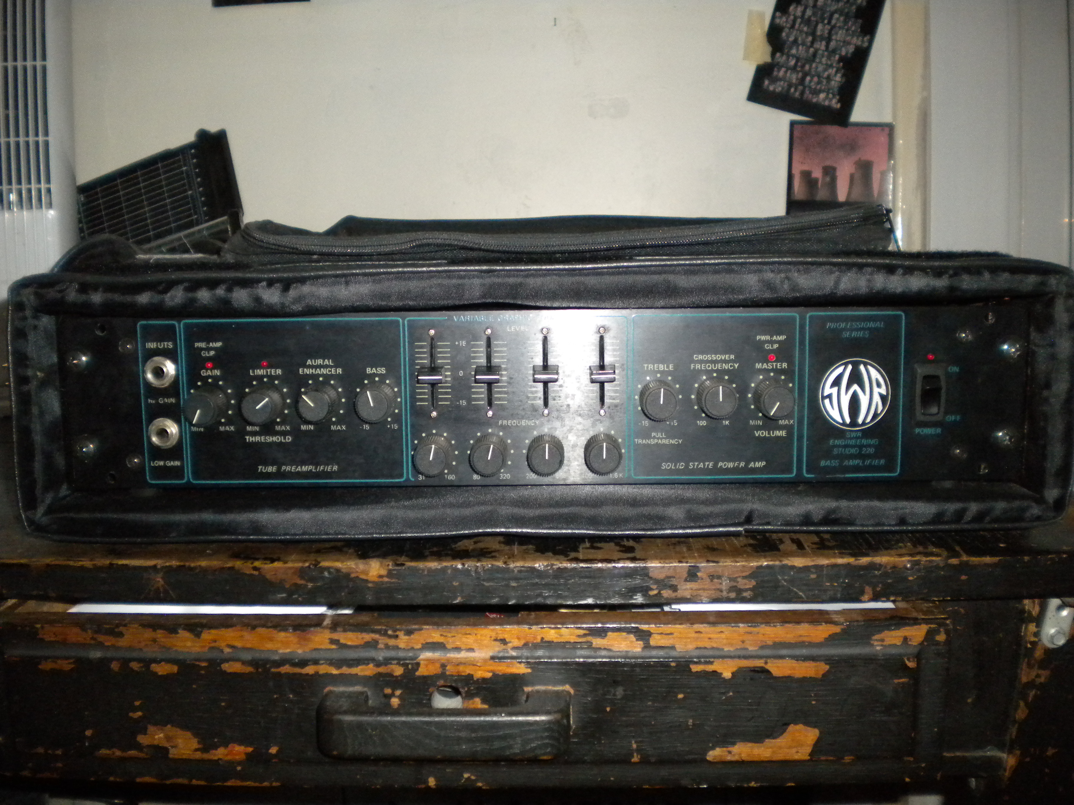 Vends Ampli basse SWR 220 et baffle Genz Benz 115B