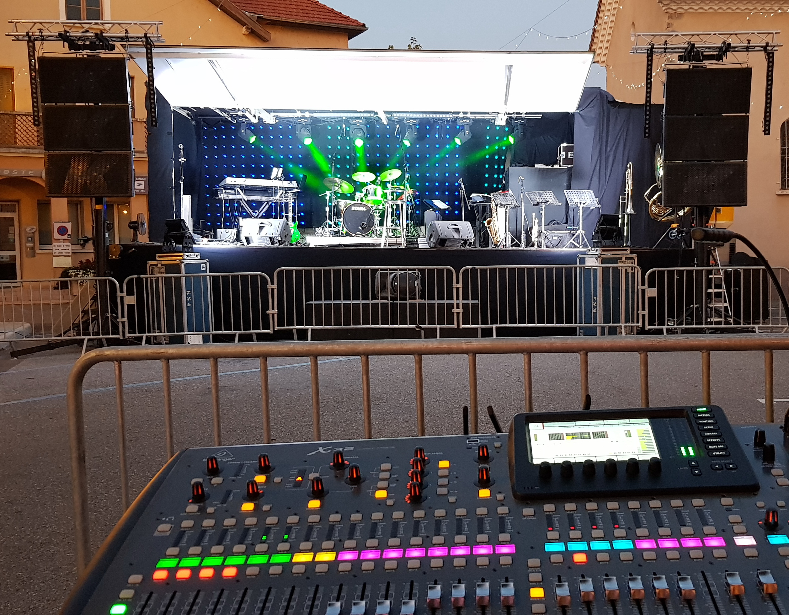 À VENDRE Camion podium complet et prêt à l’emploi