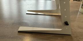 Vends Support Ordinateur Adam Hall blanc