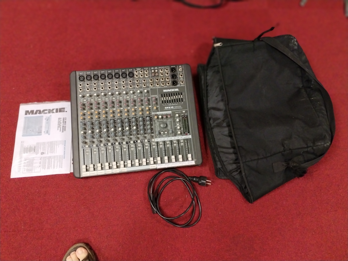 Console de mixage Mackie CFX12 mkII + 2 enceintes actives 1200 W Behringer