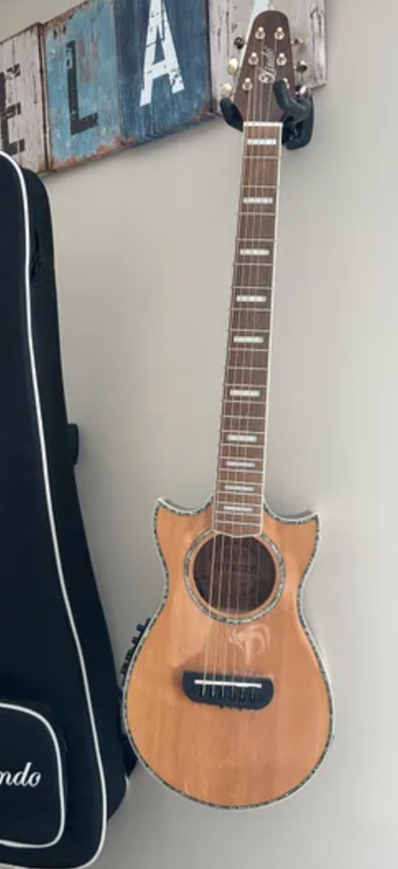 Rare guitare de voyage lindo voyager 