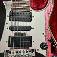 Vends Ibanez Universe UV777P bon état, peu jouée