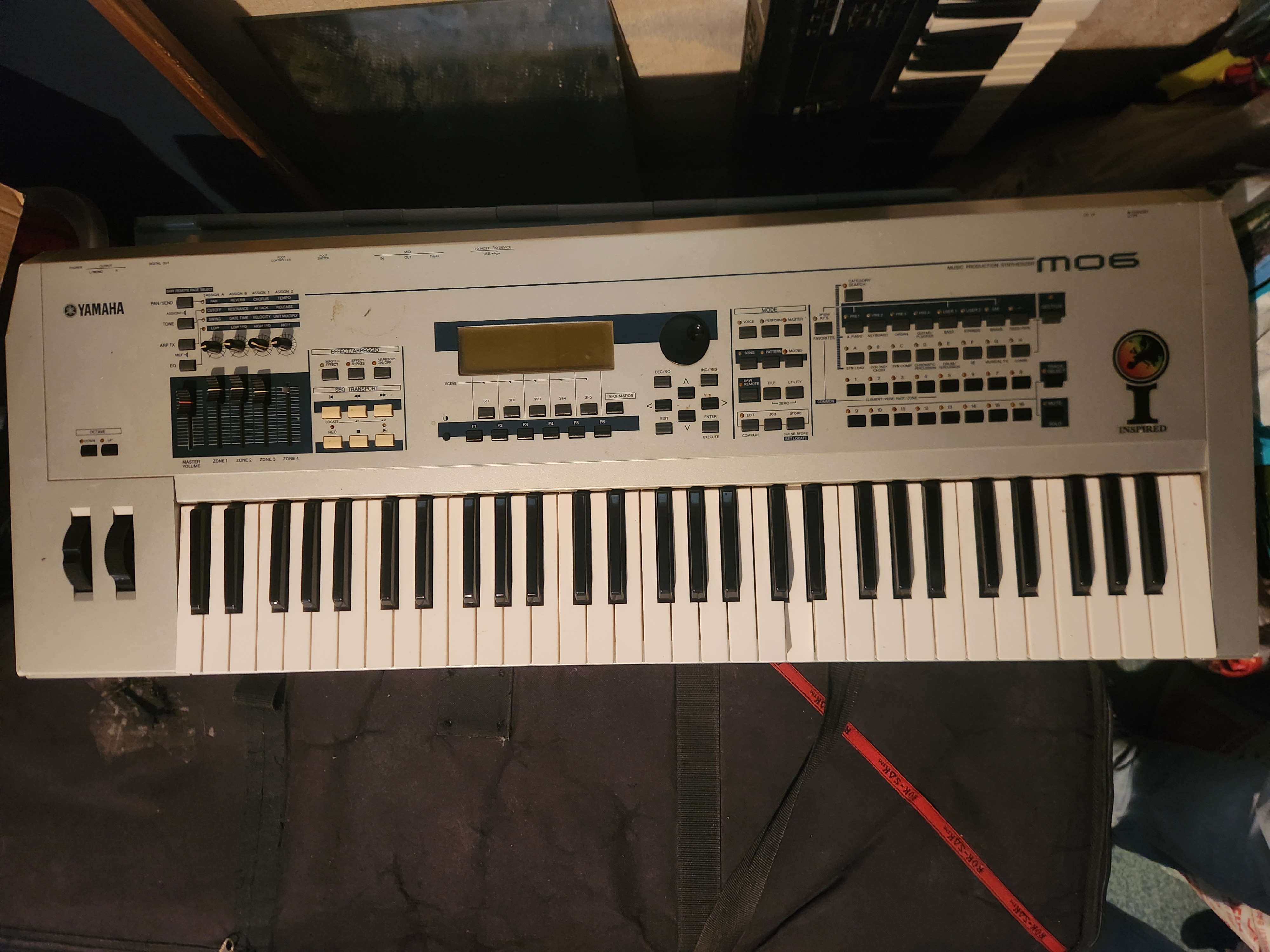 Vends clavier Yamaha MO6 