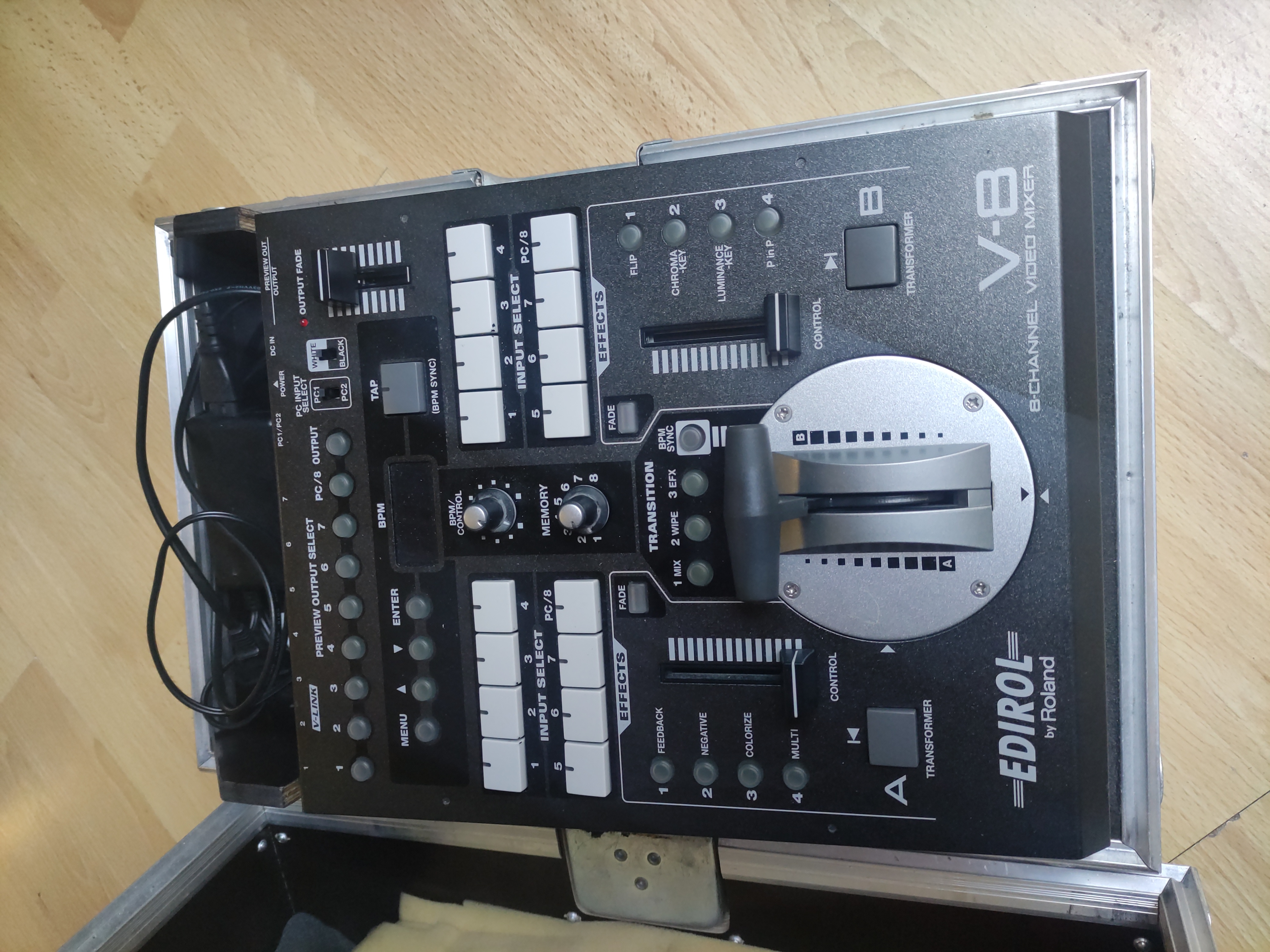 Edirol Roland V-8 VJ mixer