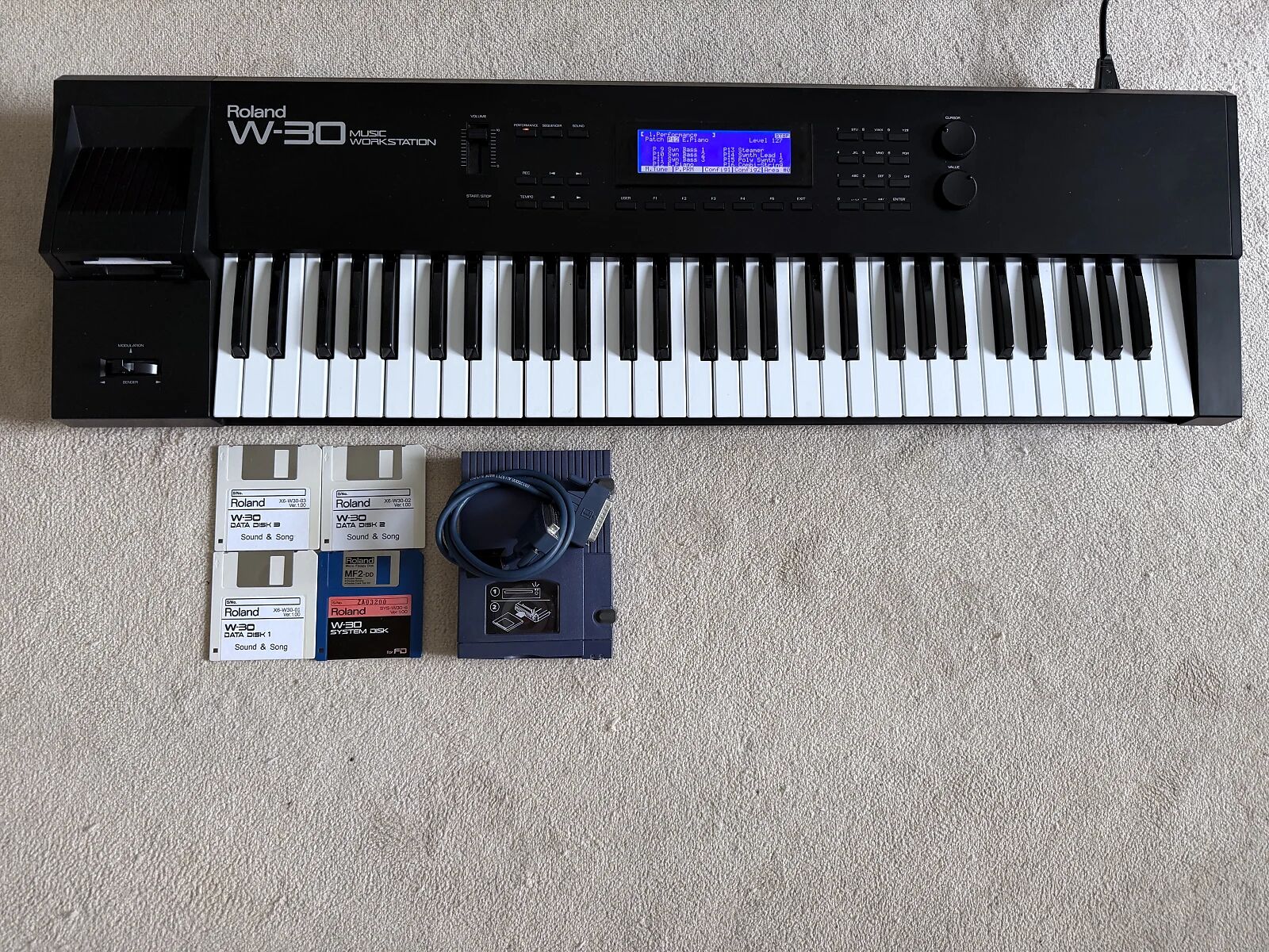 Roland W-30 / 16 Voices Digital Sampling w/ SCSI - 8 ANALOG OUT - Excellent Etat - New OLED LCD