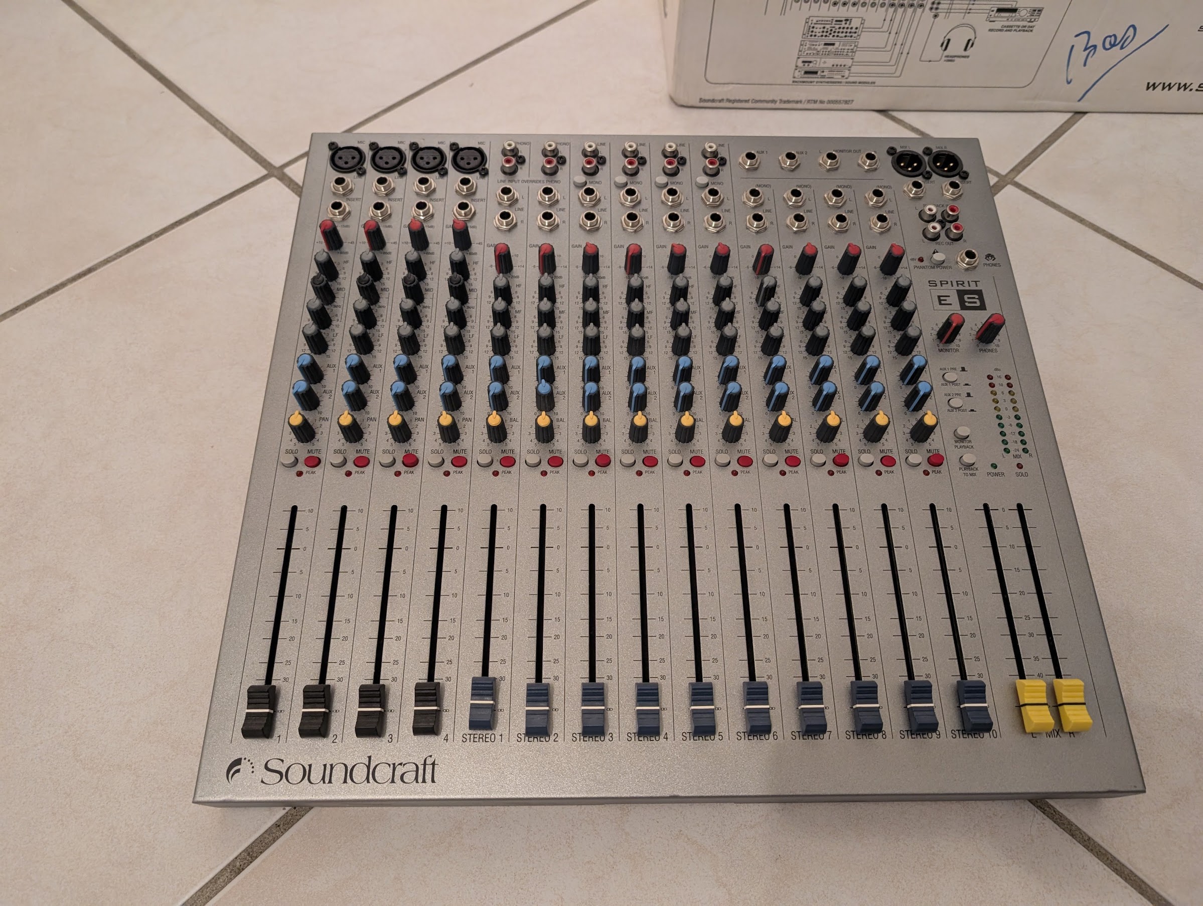 Console de mixage Soundcraft Spirit ES - 24 pistes (10 stéréo + 4 mono)