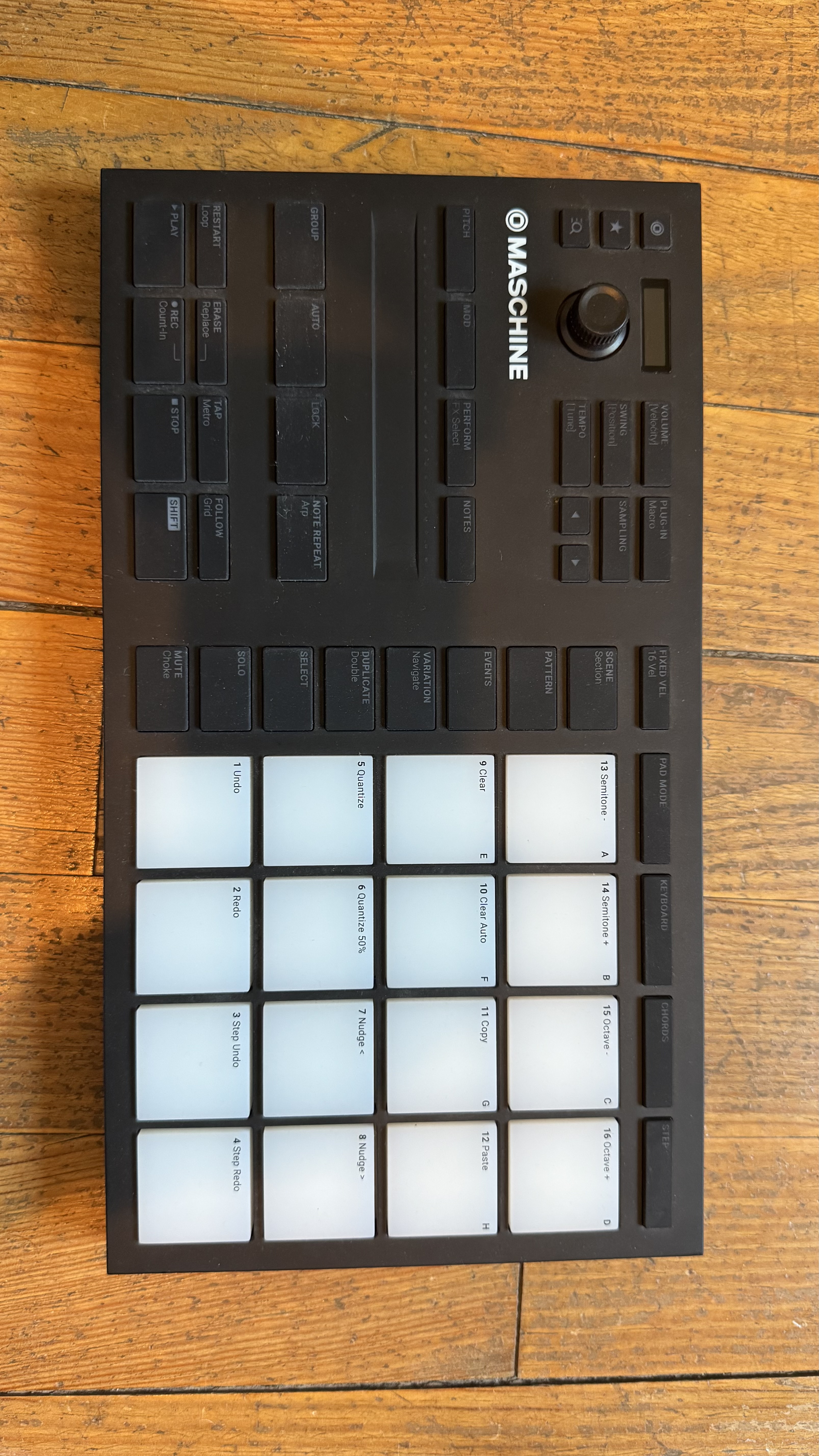 Native Instruments Maschine Mikro MK3 — contrôleur beat-making / production