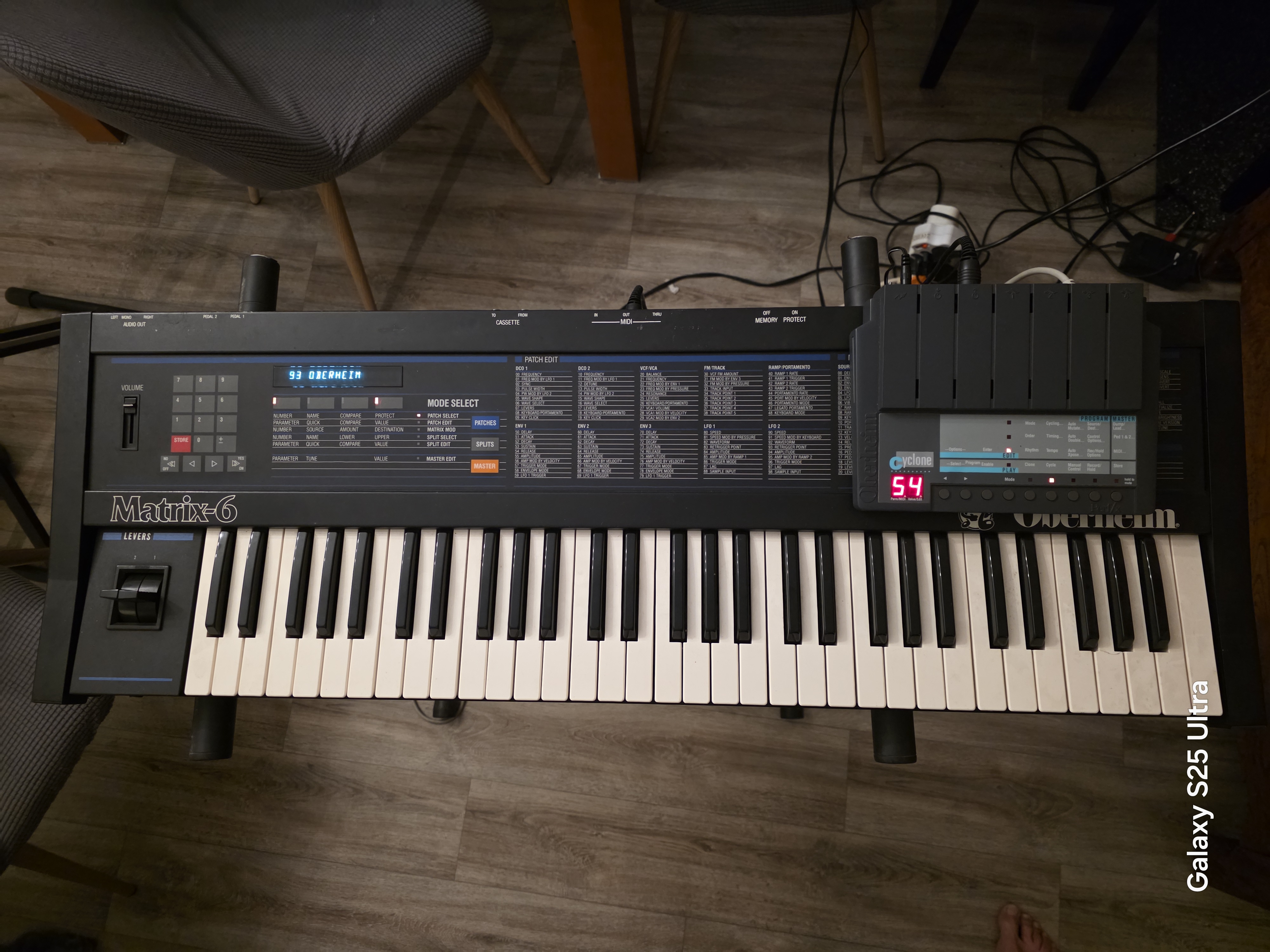 Oberheim Matrix 6 avec arpegiateur Oberheim cyclone