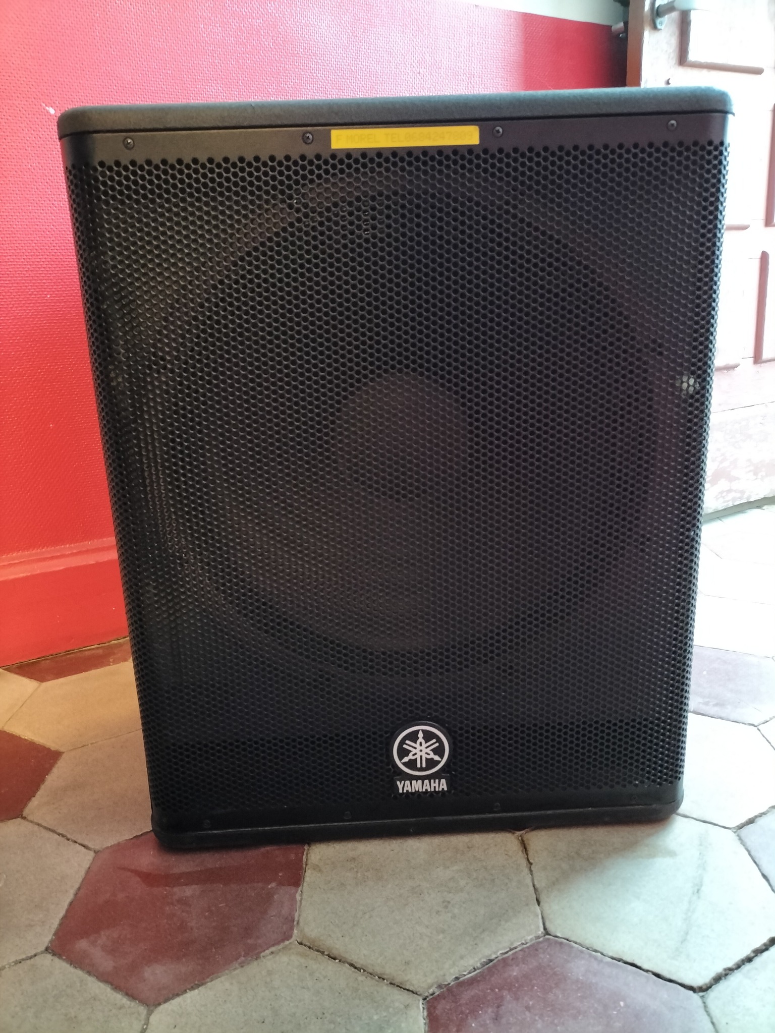 VENDS CAISSON DE BASSES ACTIF + HOUSSE YAMAHA DSR118W TBE
