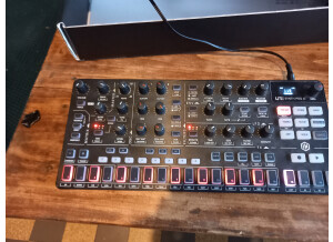 IK Multimedia UNO Synth Pro X (49661)