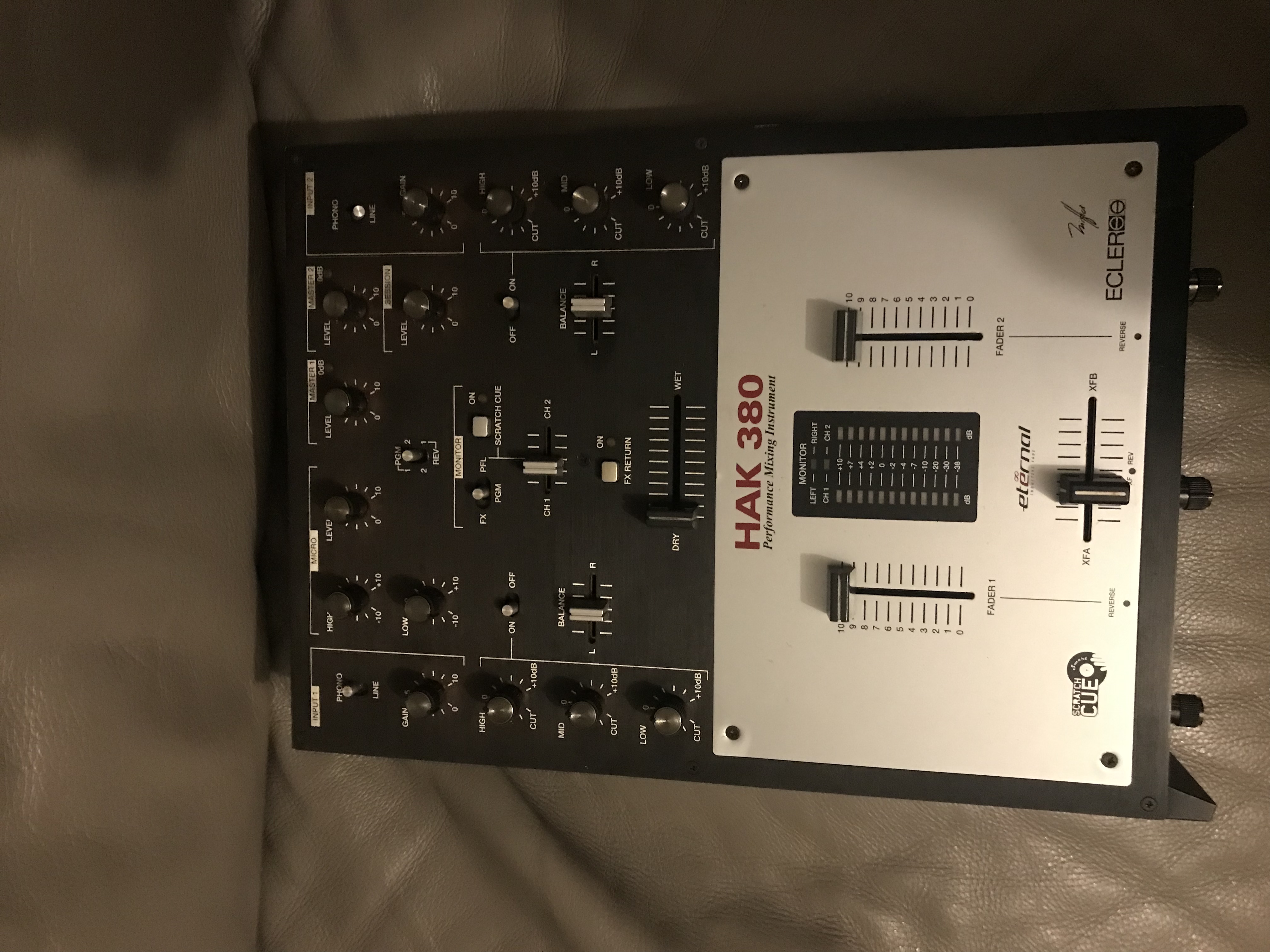 Vends table de mixage hak 380