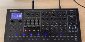Vends Roland SH-4D presque pas utilisé, complet dans sa boîte.