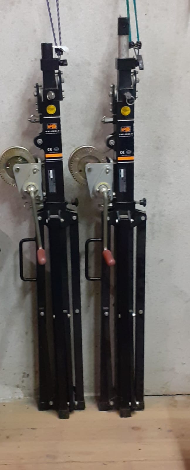 Pieds de levage avec supports en T