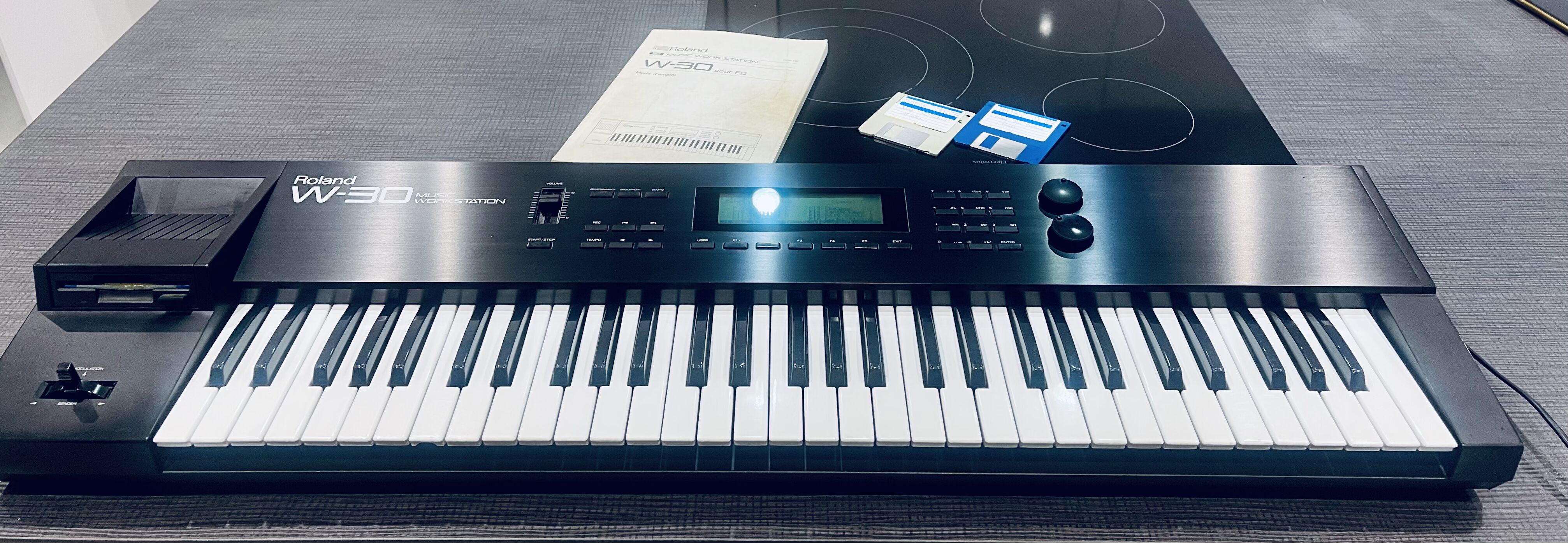 ROLAND W30 WORKSTATION  TRES BEL ETAT 