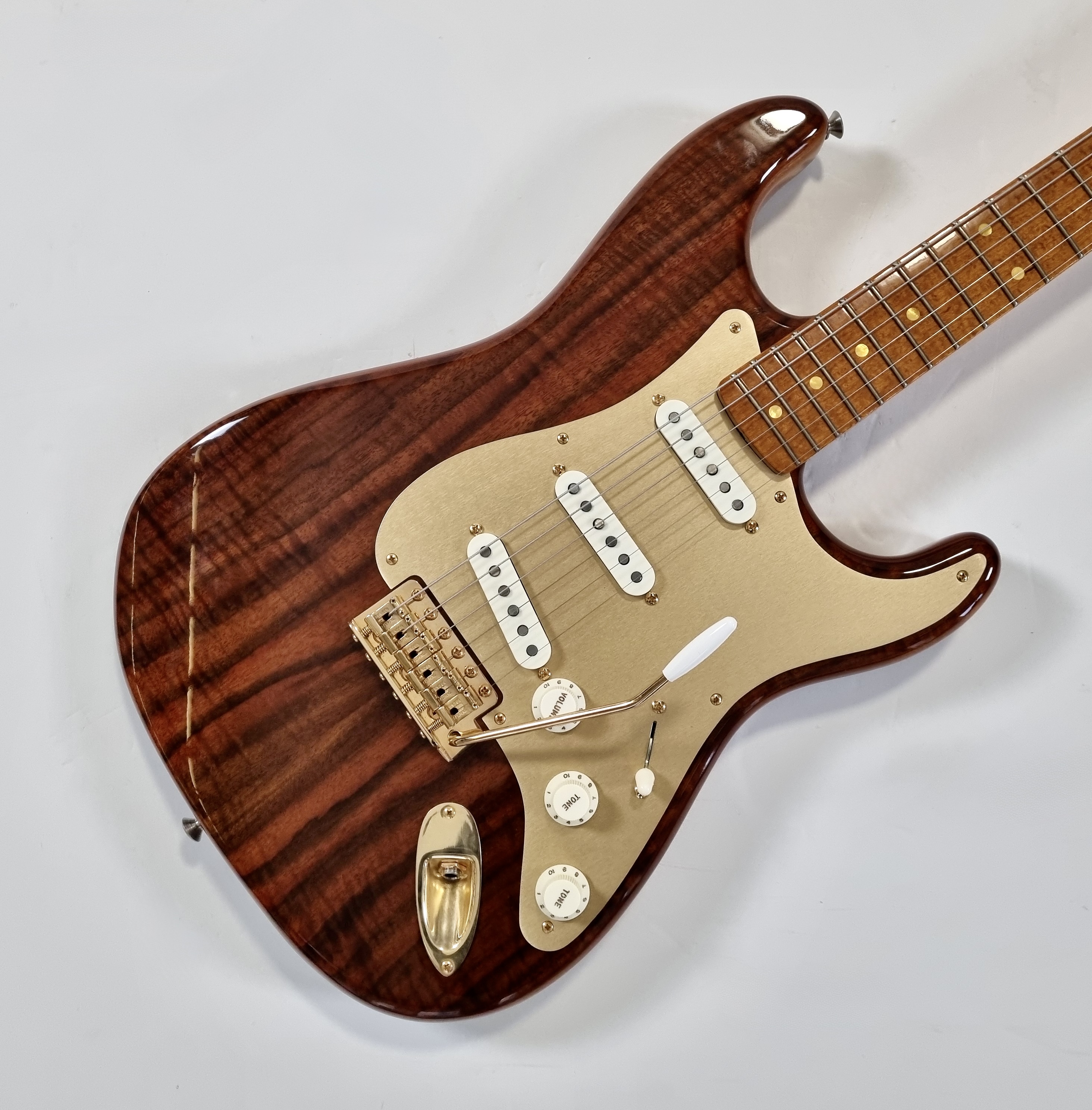 Fender Walnut Top Artisan Stratocaster Maple (75226)
