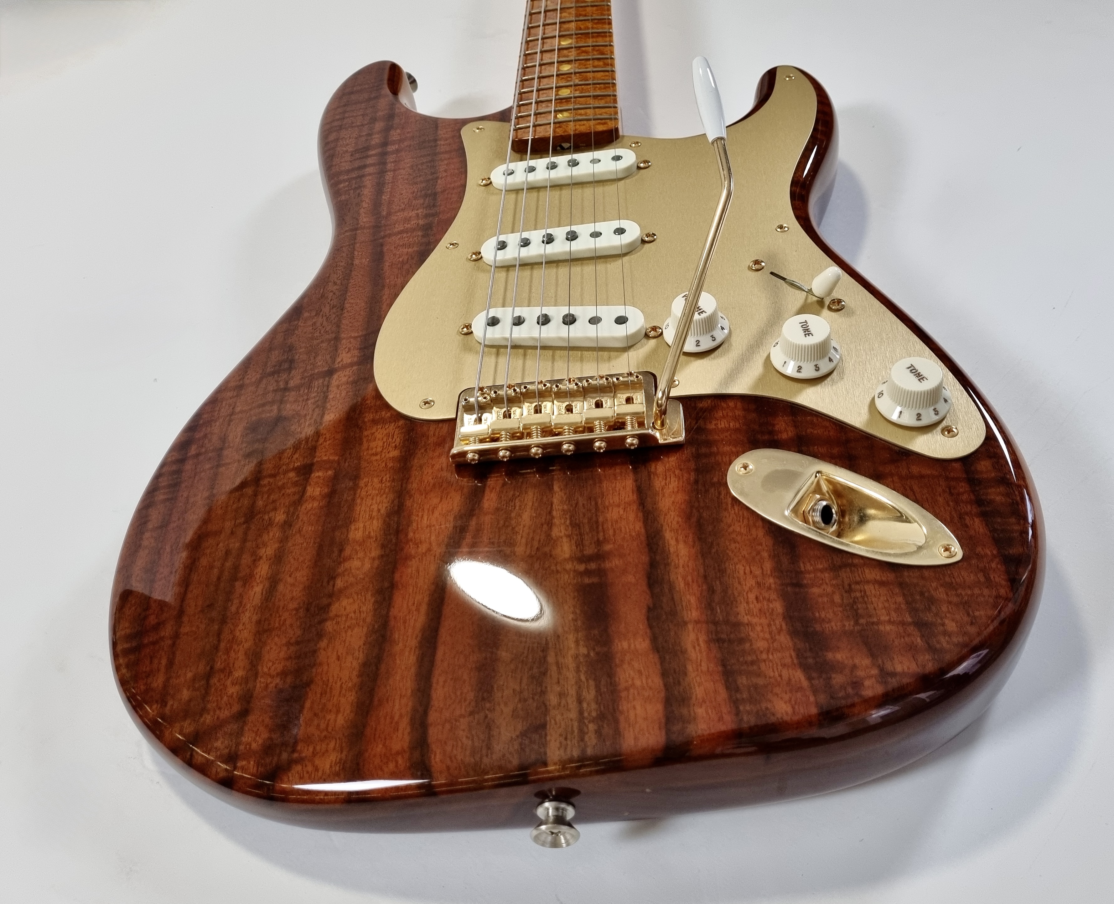 Fender Walnut Top Artisan Stratocaster Maple (80831)