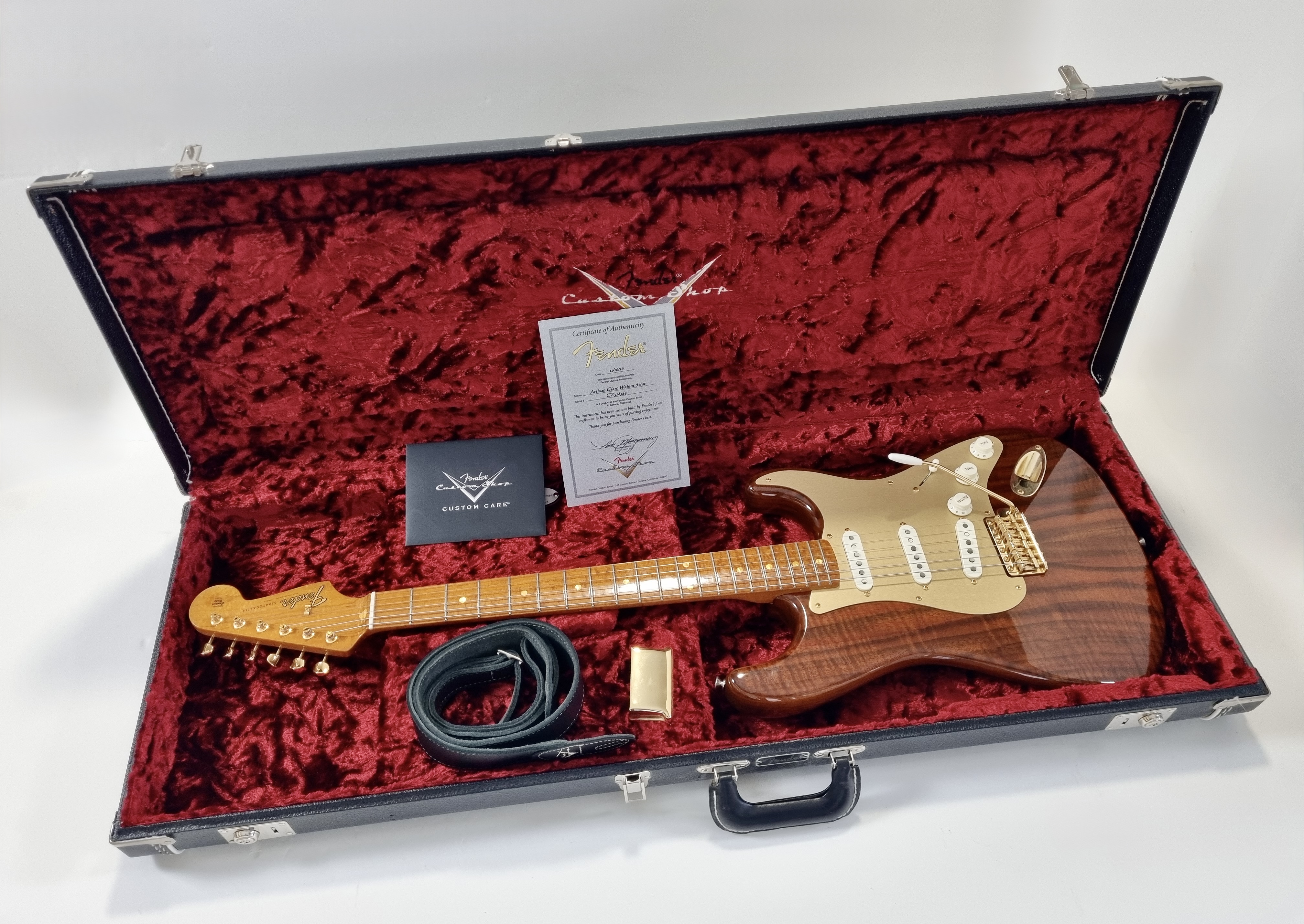 Fender Walnut Top Artisan Stratocaster Maple (4420)