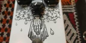 vends une pédale d'effet pour guitare EQD White Light overdrive