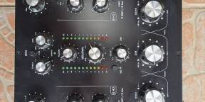 Omnitronic TRM-402 (sans câble d'alimentation) + Decksaver