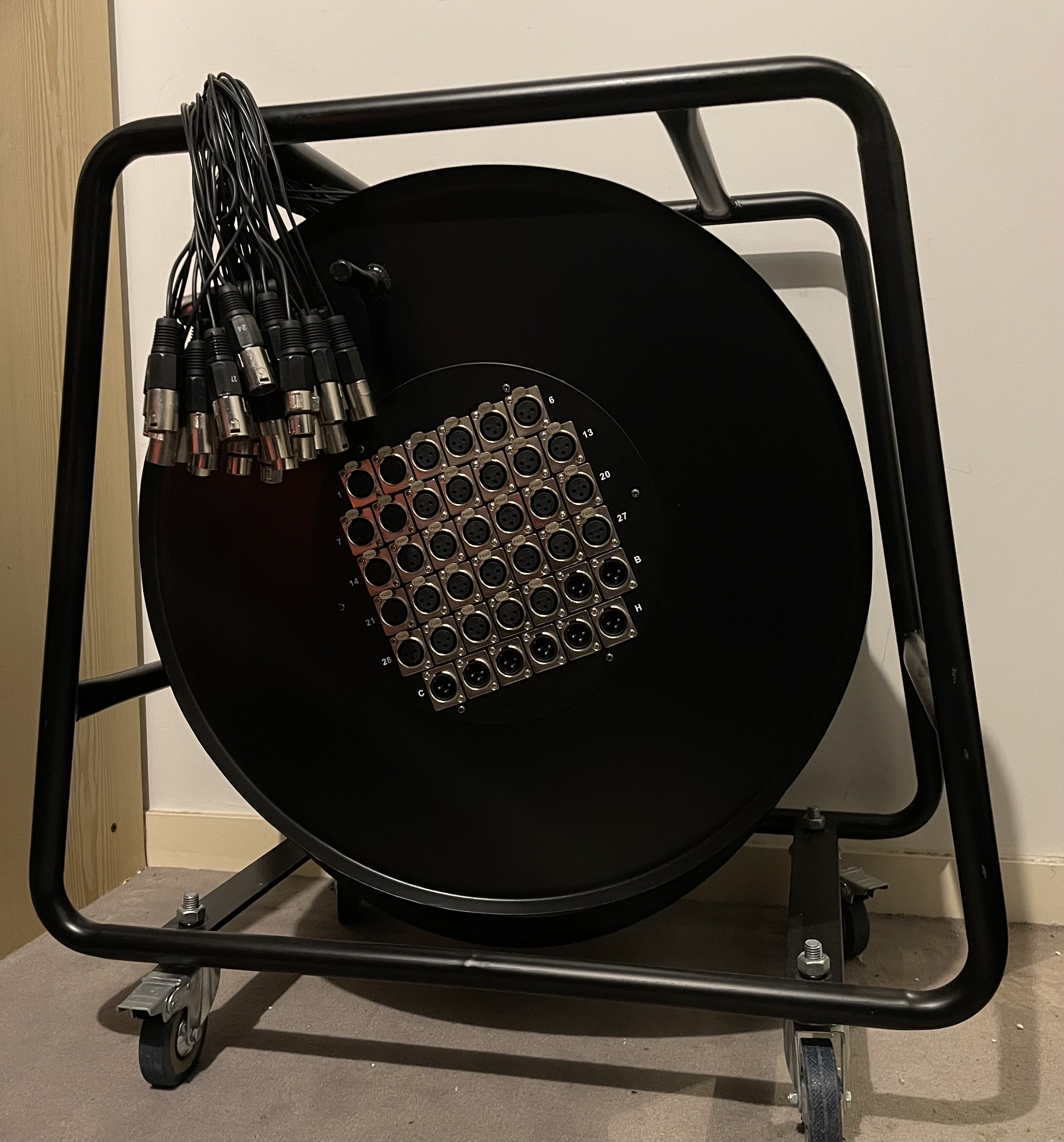 Boîtier de scène 32 XLR in/ 8XLR out