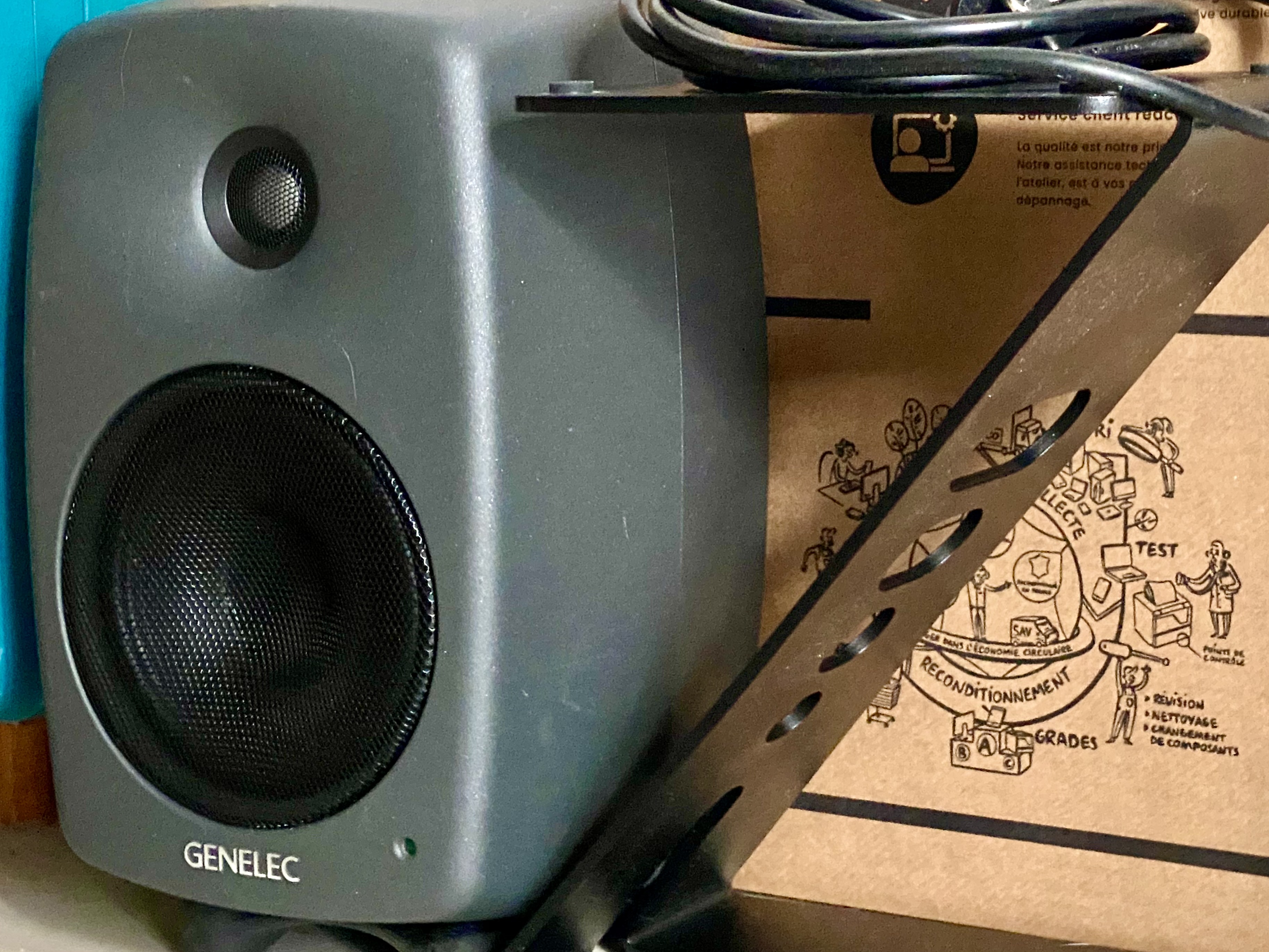 Une Enceinte Génélec 8030C + support acier