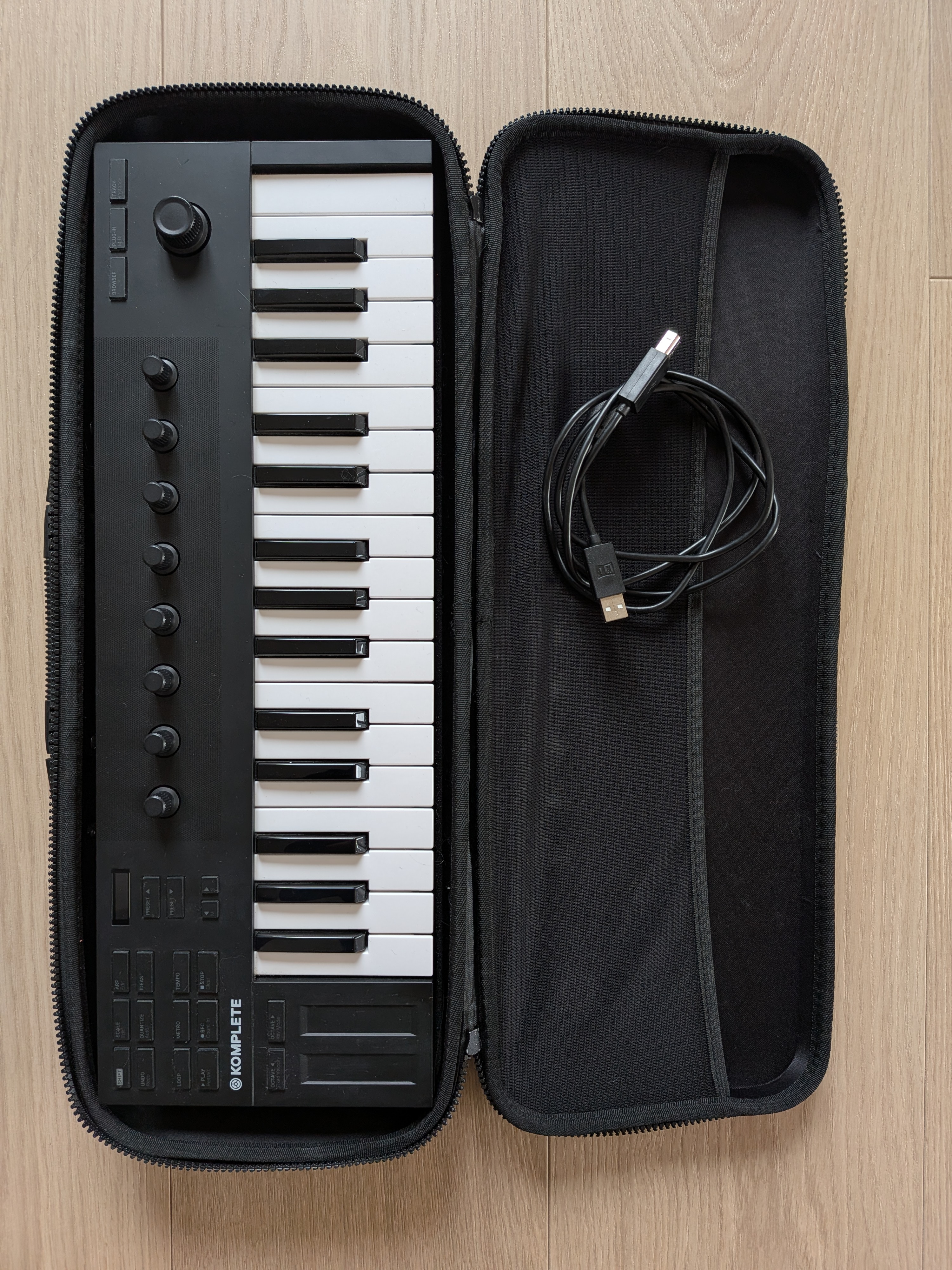 Komplete kontrol M32 avec l'étui de transport Analog Cases 