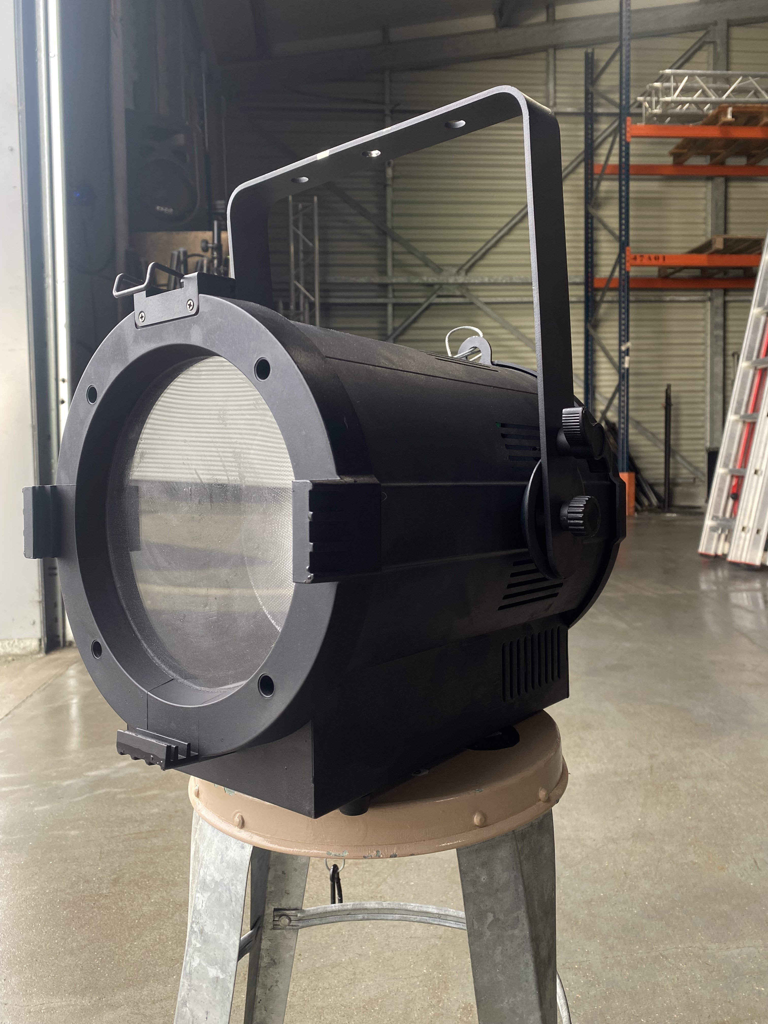 Projecteur LED FRESNEL BTF 200Z RGBWZ