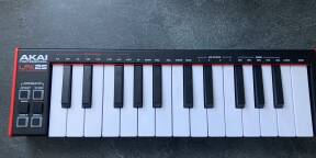 Vends AKAI LPK25 Clavier Maître MIDI pour ordinateur portable Mac et PC.