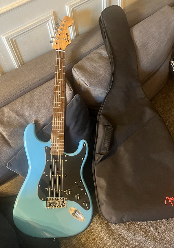 SONIC STRATOCASTER IL BLACK PICKGUARD CALIFORNIA BLUE