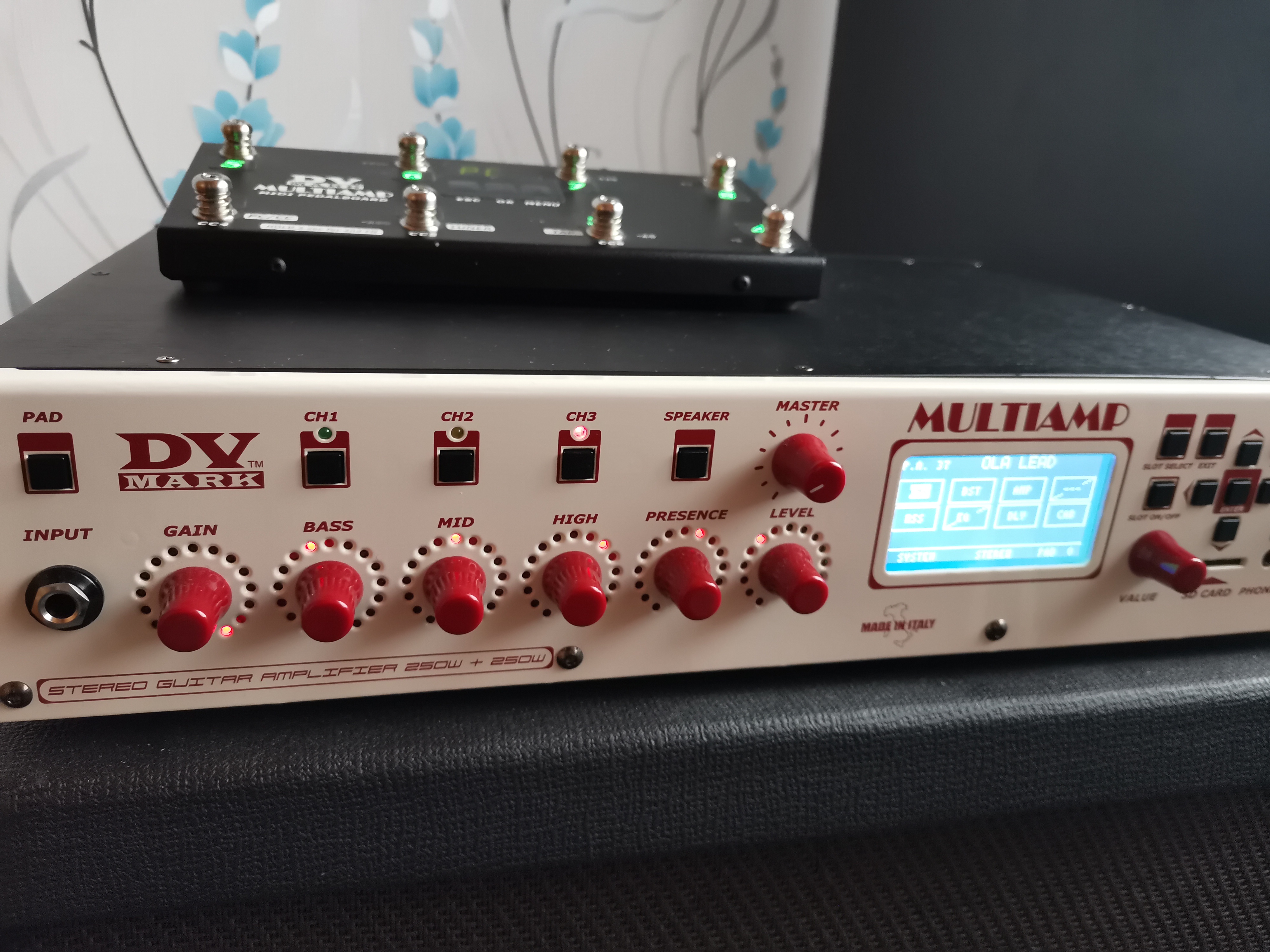 Dv mark multiamp (+pédale midi) + baffle laney