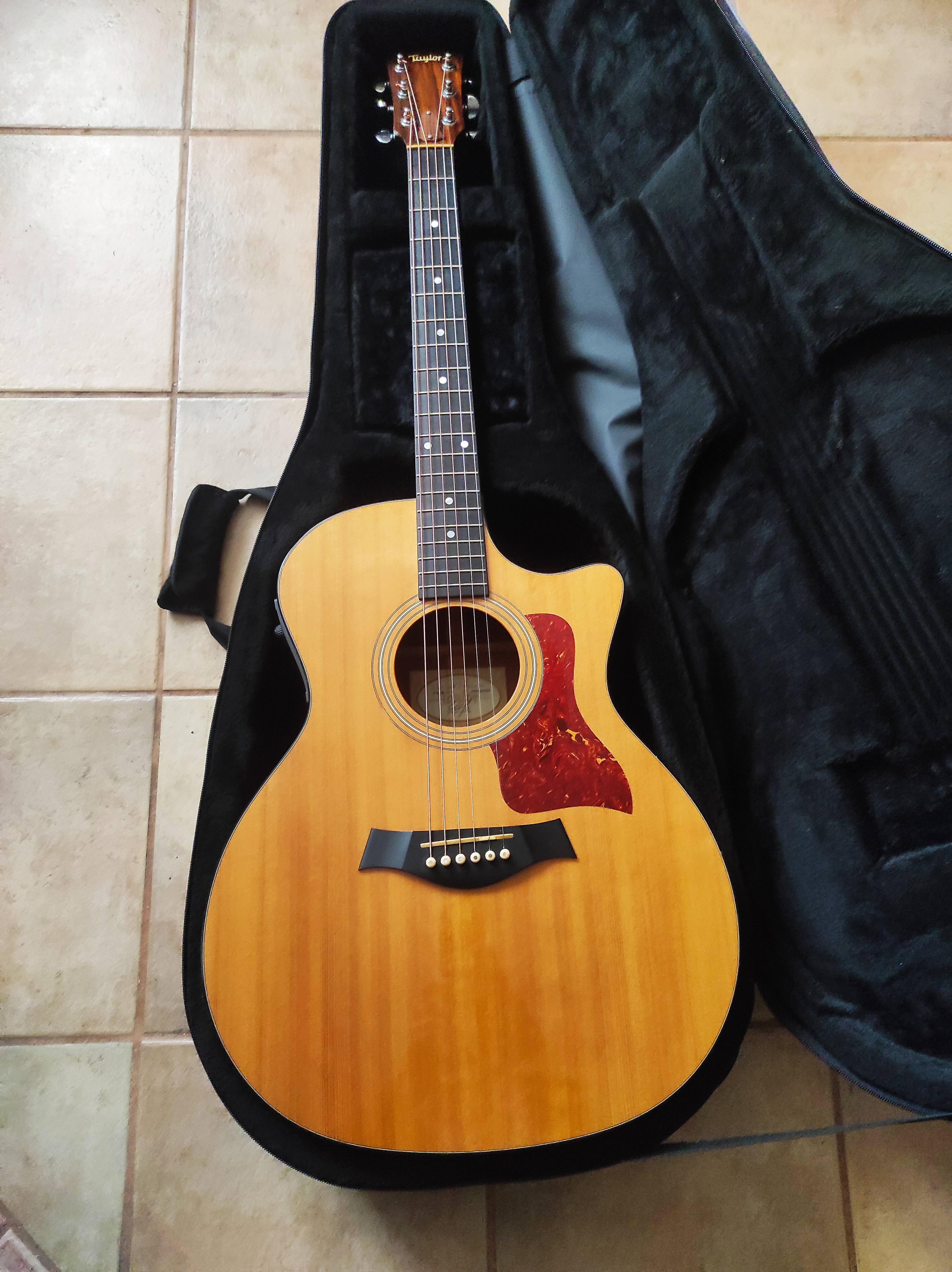 Vends une guitare électro-acoustique Taylor 314 CE.