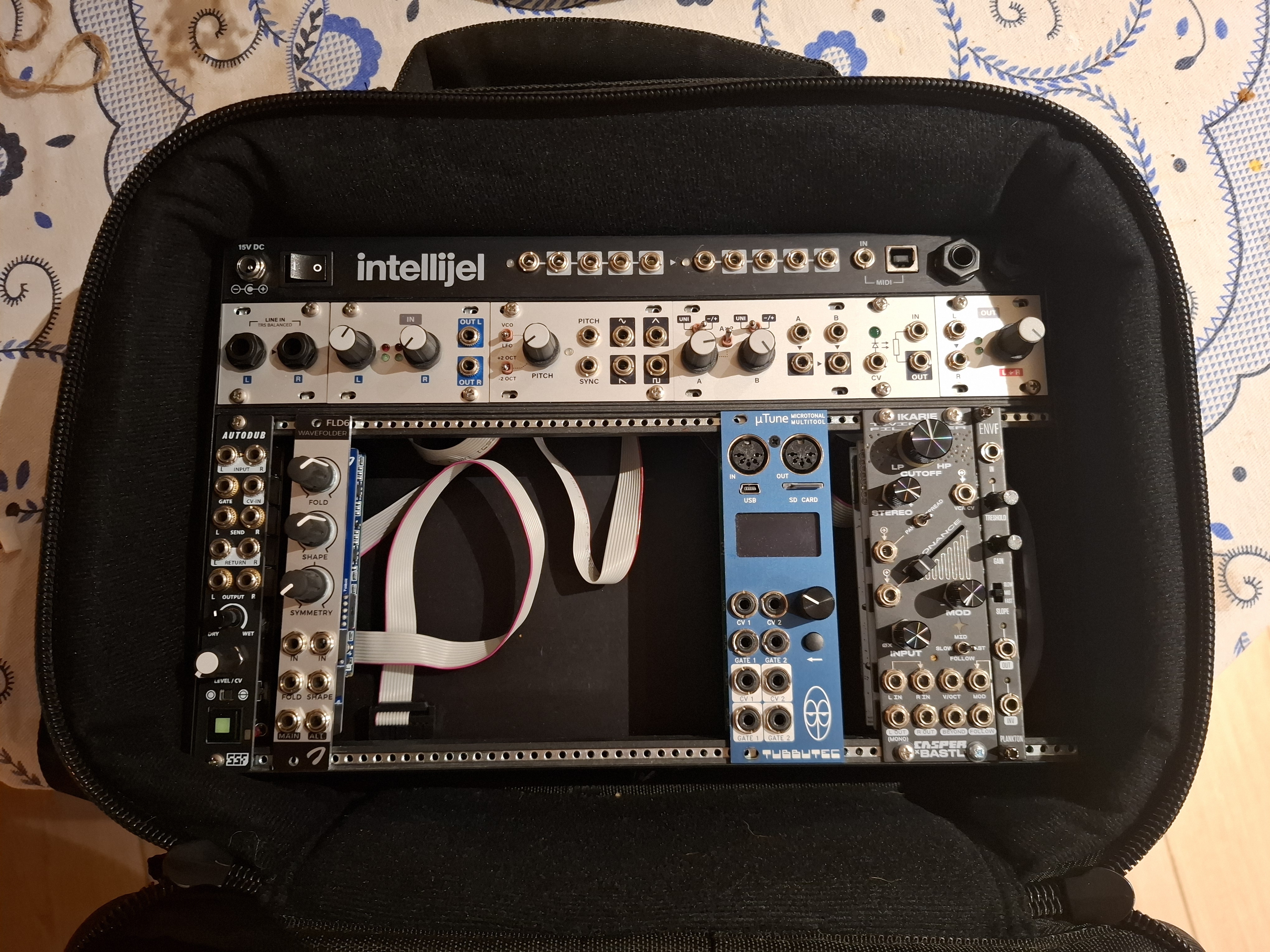 Intellijel palette 62HP + 7 modules 1U + Sacoche