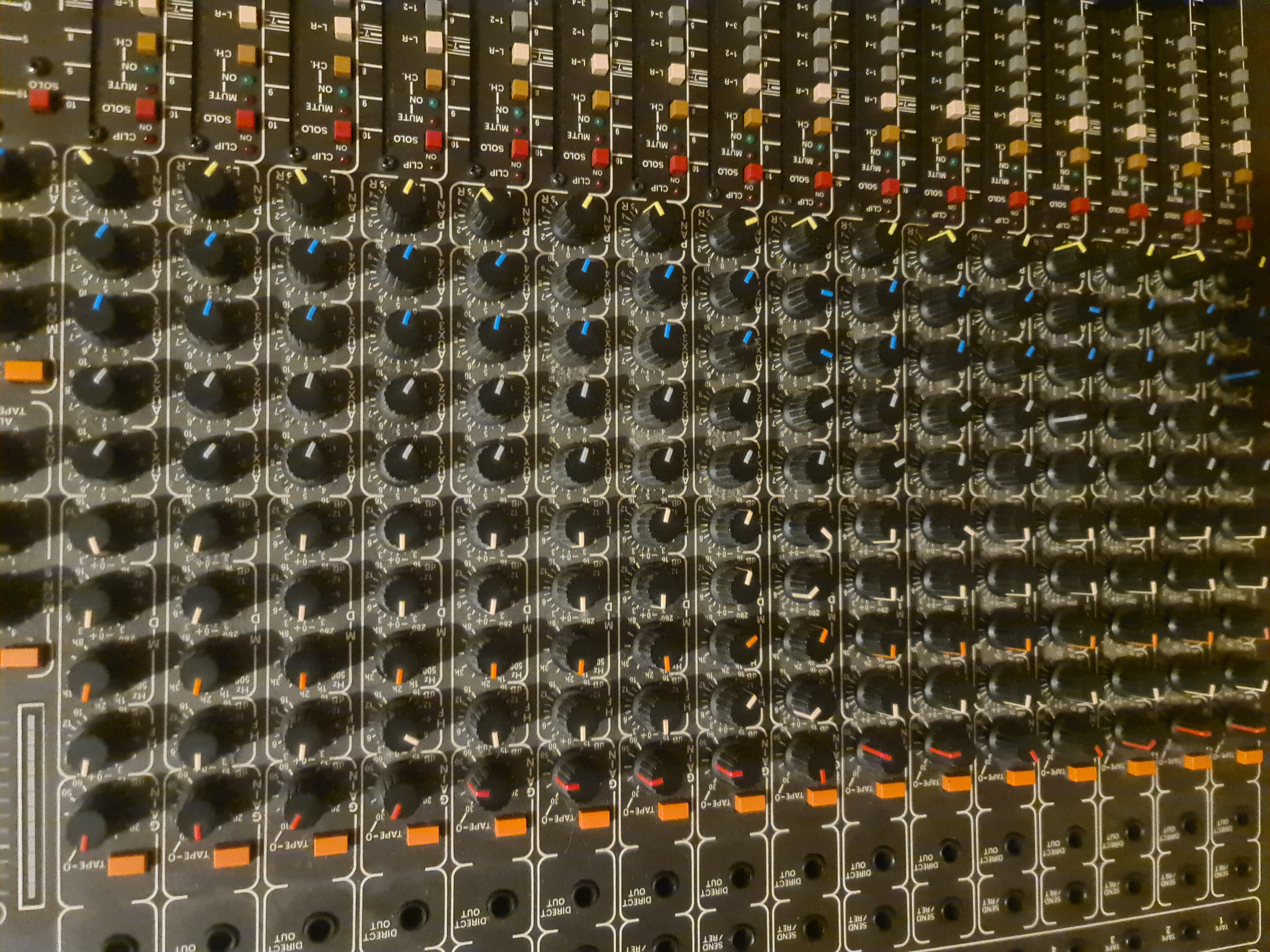 vends console analogique Studiomaster 16-8-16 son chaleureux, anglais - prix négociable 