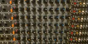 vends console analogique Studiomaster 16-8-16 son chaleureux, anglais - prix négociable